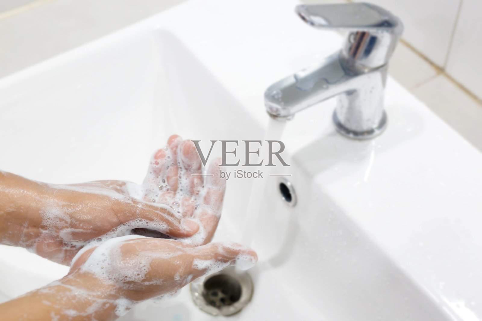 卫生。清洁双手。用肥皂洗手，水龙头下用清水沾污。照片摄影图片