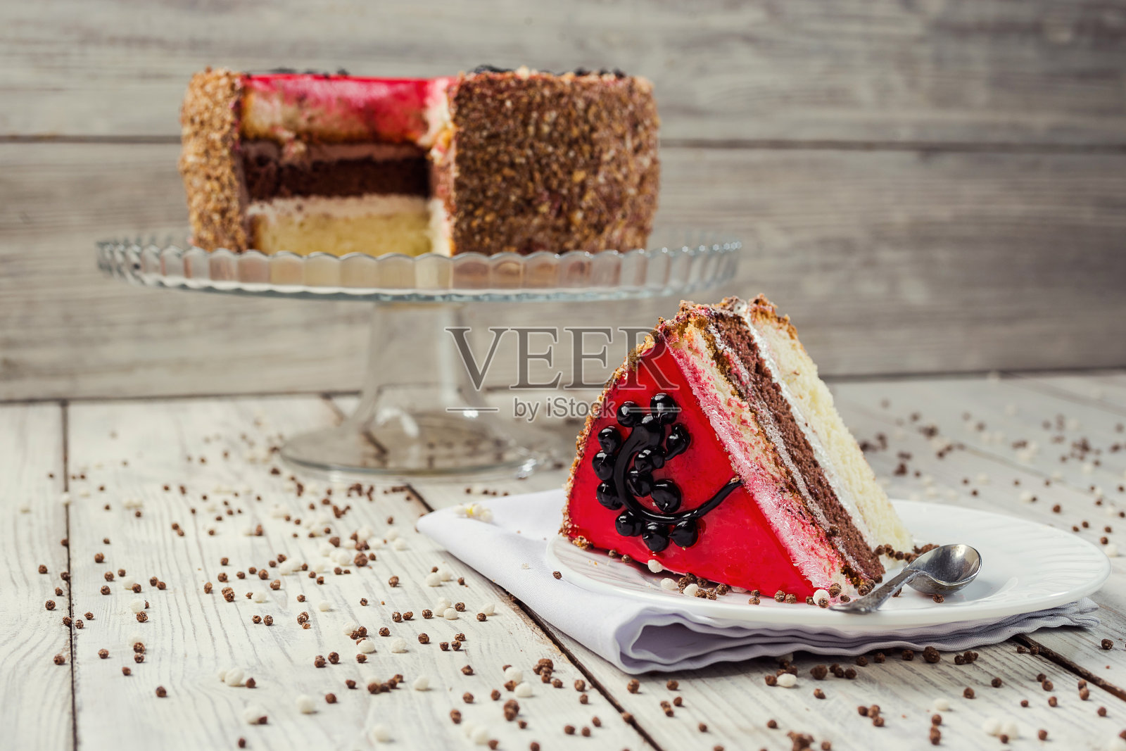 海绵蛋糕与水果果冻在木制的背景照片摄影图片