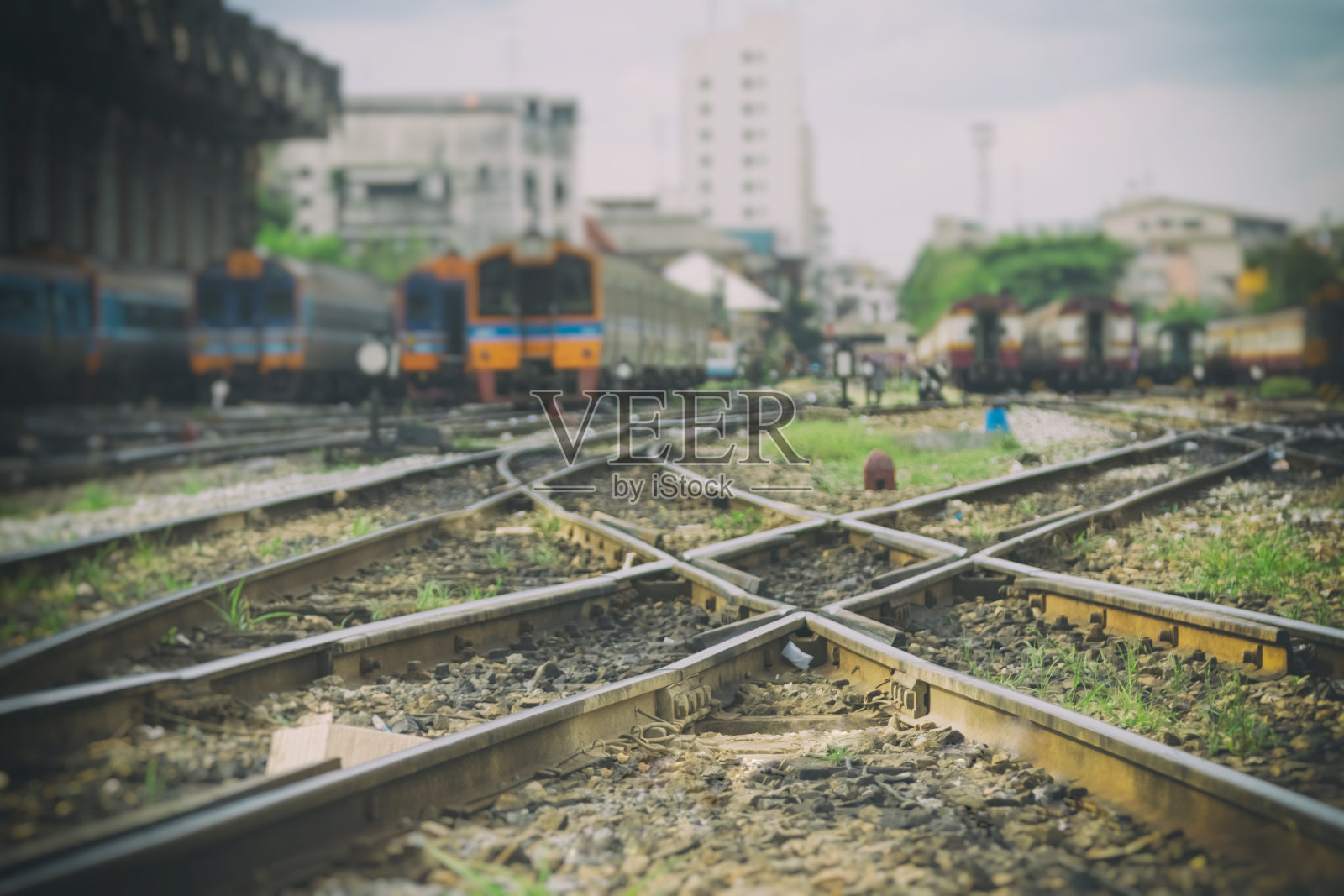 铁路轨道，线路穿越铁路轨道在火车站背景。照片摄影图片