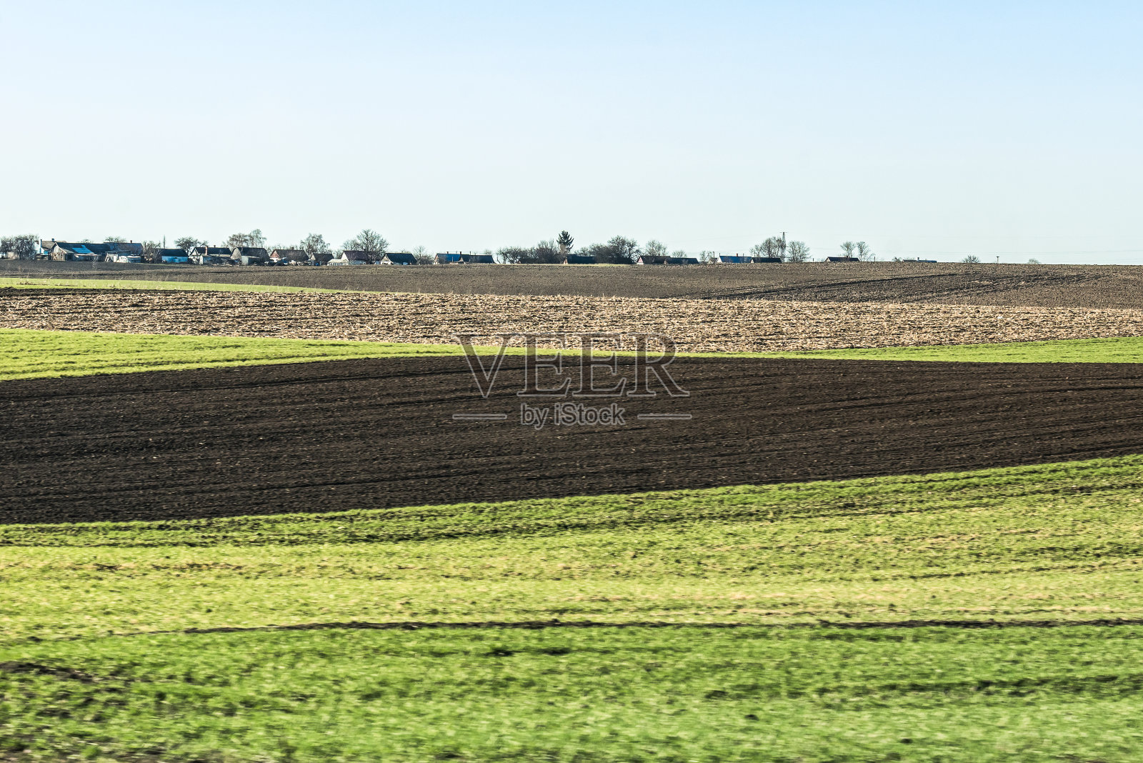 春天刚翻耕过的土地适于耕种。乌克兰地区,安东·简科夫。照片摄影图片
