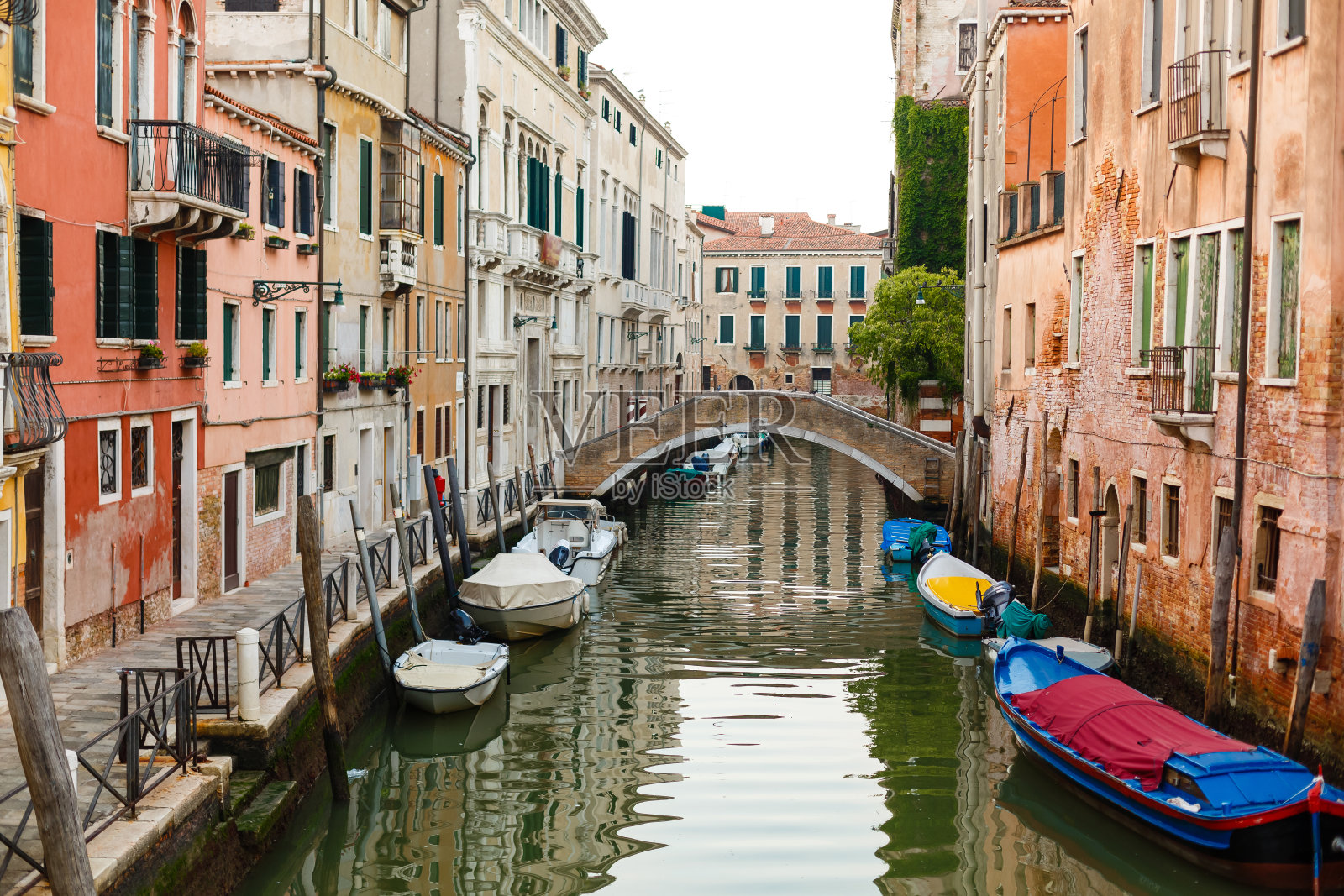 狭窄的运河是威尼斯著名和典型的运河。照片摄影图片