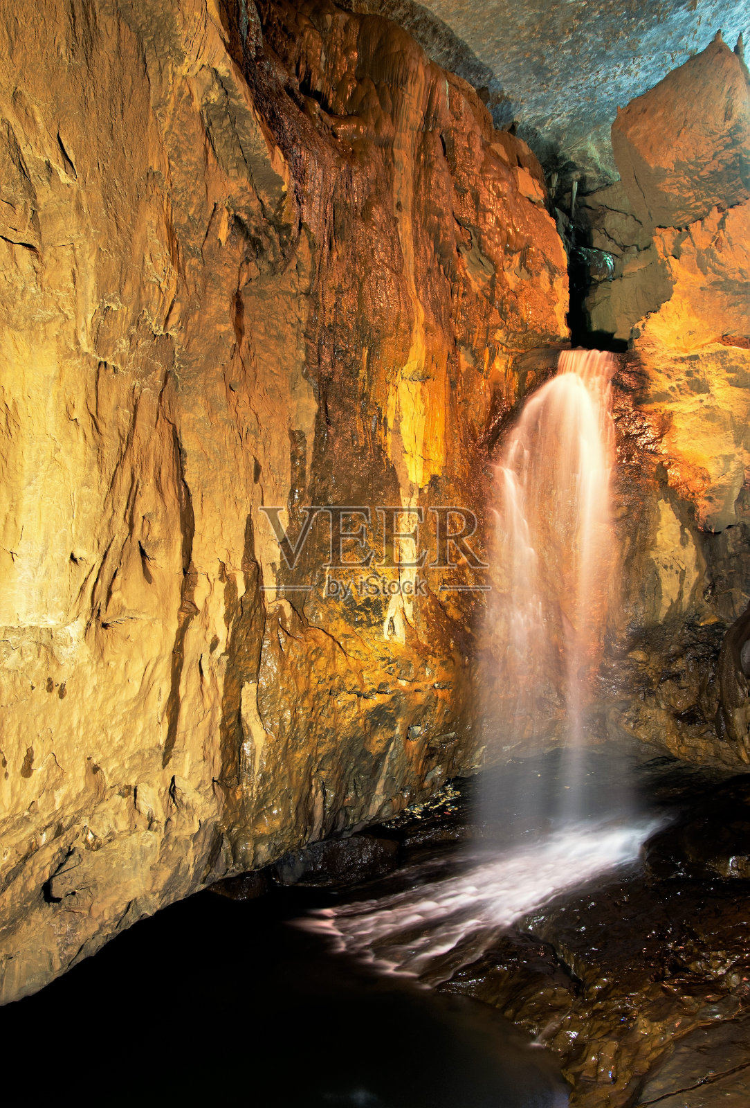 中国云南九乡风景区的瀑布。这个地区以洞穴、山脉和深谷而闻名。照片摄影图片