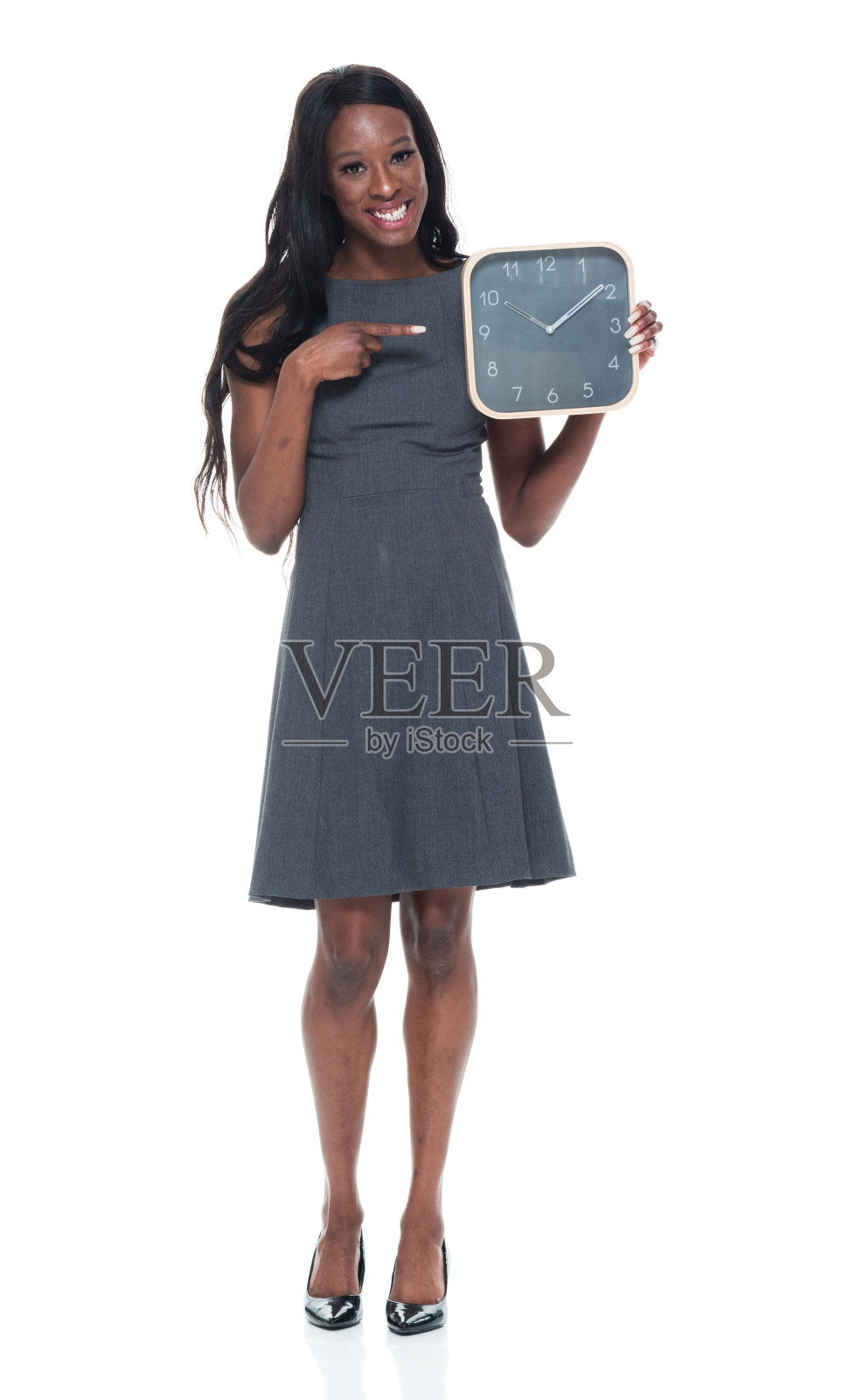非裔美国女商人，手持时钟照片摄影图片