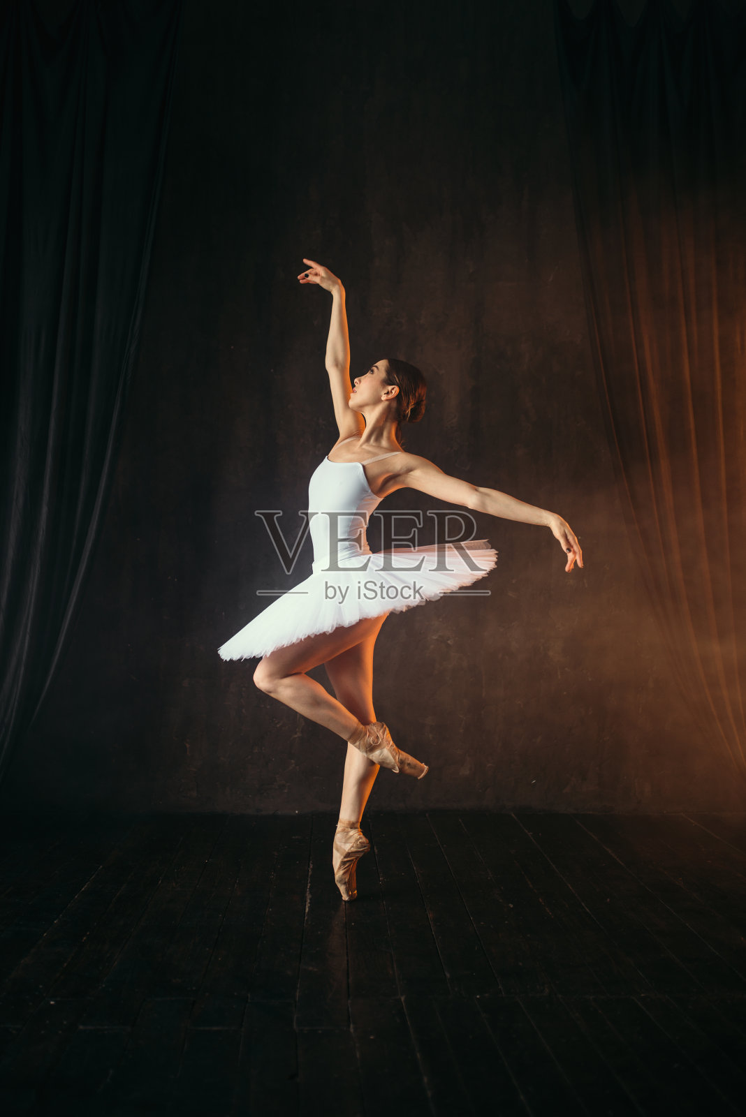 穿着白色裙子和尖头鞋的芭蕾舞者跳舞照片摄影图片