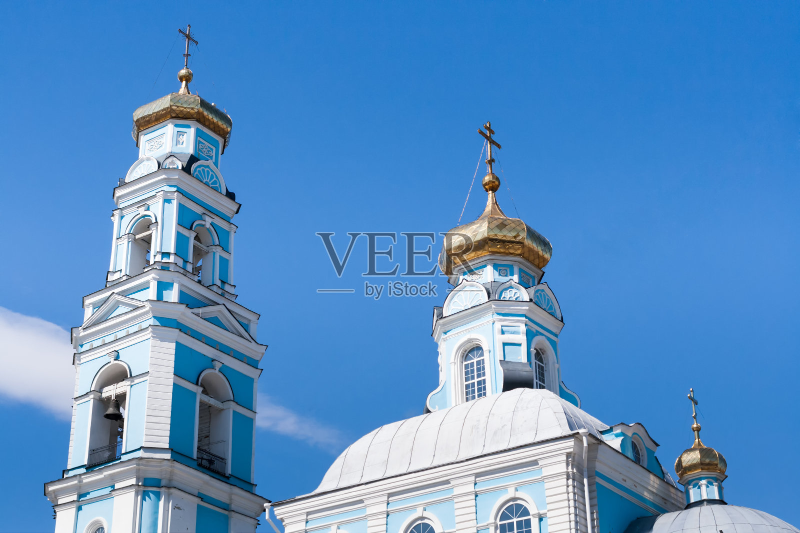 近距离观察叶卡捷琳堡的钟楼和金色圆顶，上面有耶稣升天教堂的十字架。照片摄影图片