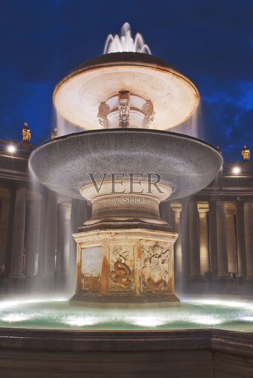 垂直夜间时间梵蒂冈外部喷泉。照片摄影图片