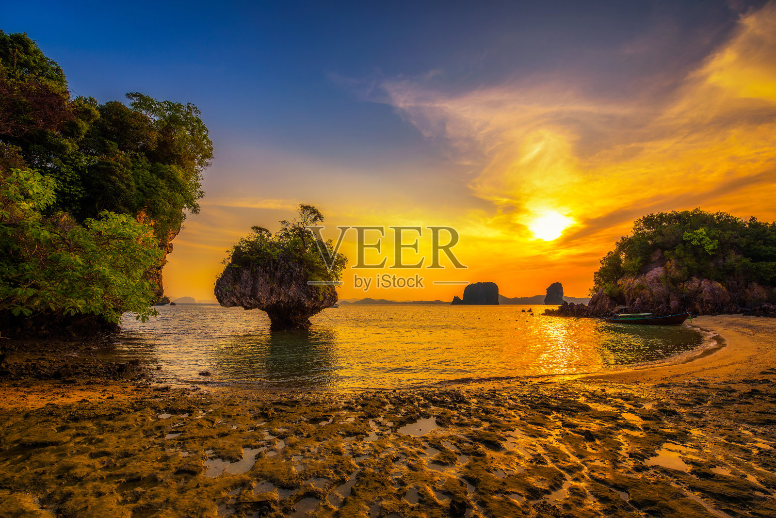 泰国甲米附近的老皮莱群岛上的日落照片摄影图片