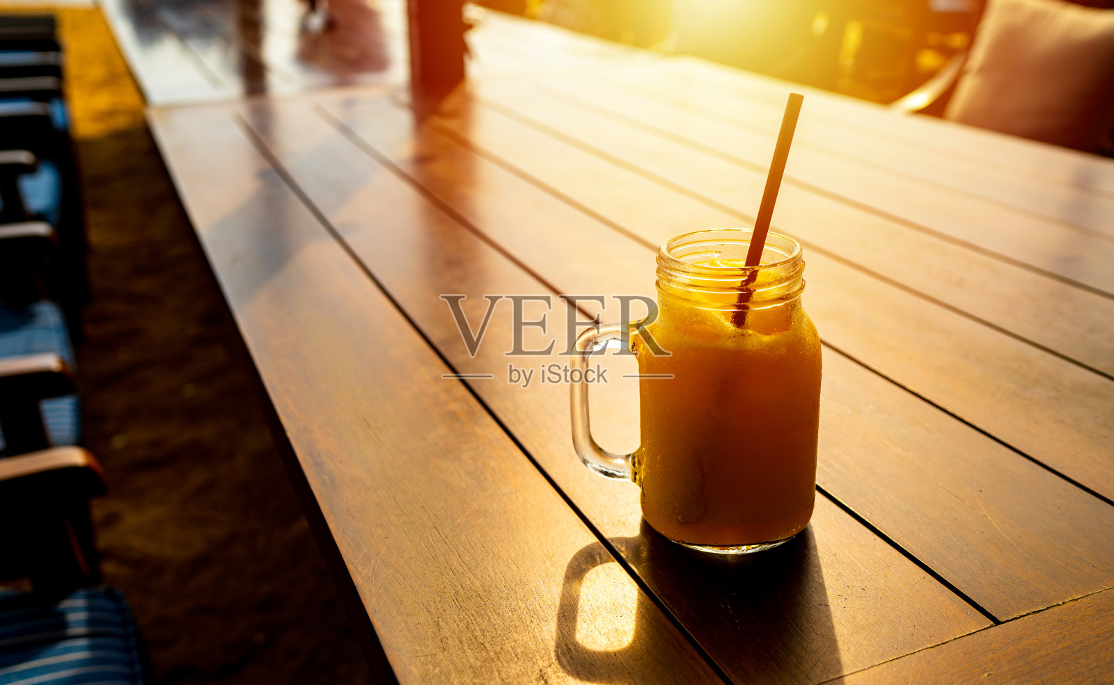沙滩桌上喝橙汁，夏日清凉清凉的水放松身心，拷贝空间。照片摄影图片