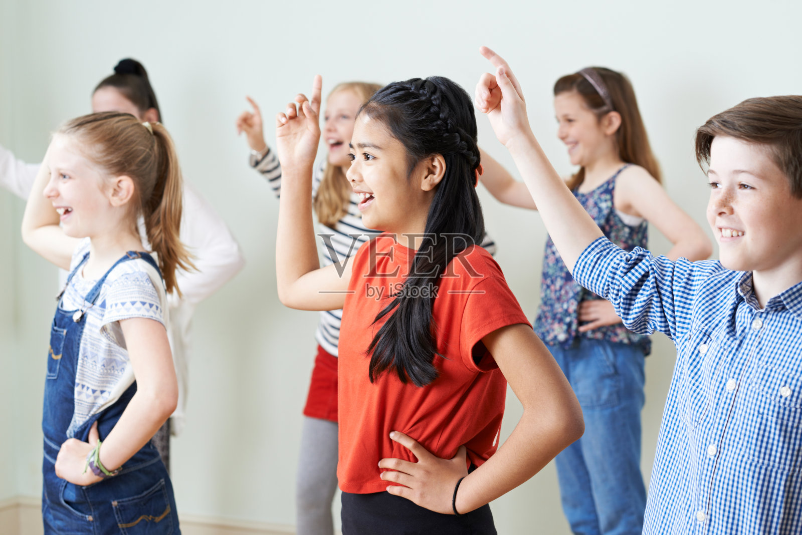 一群孩子一起在戏剧课上跳舞照片摄影图片