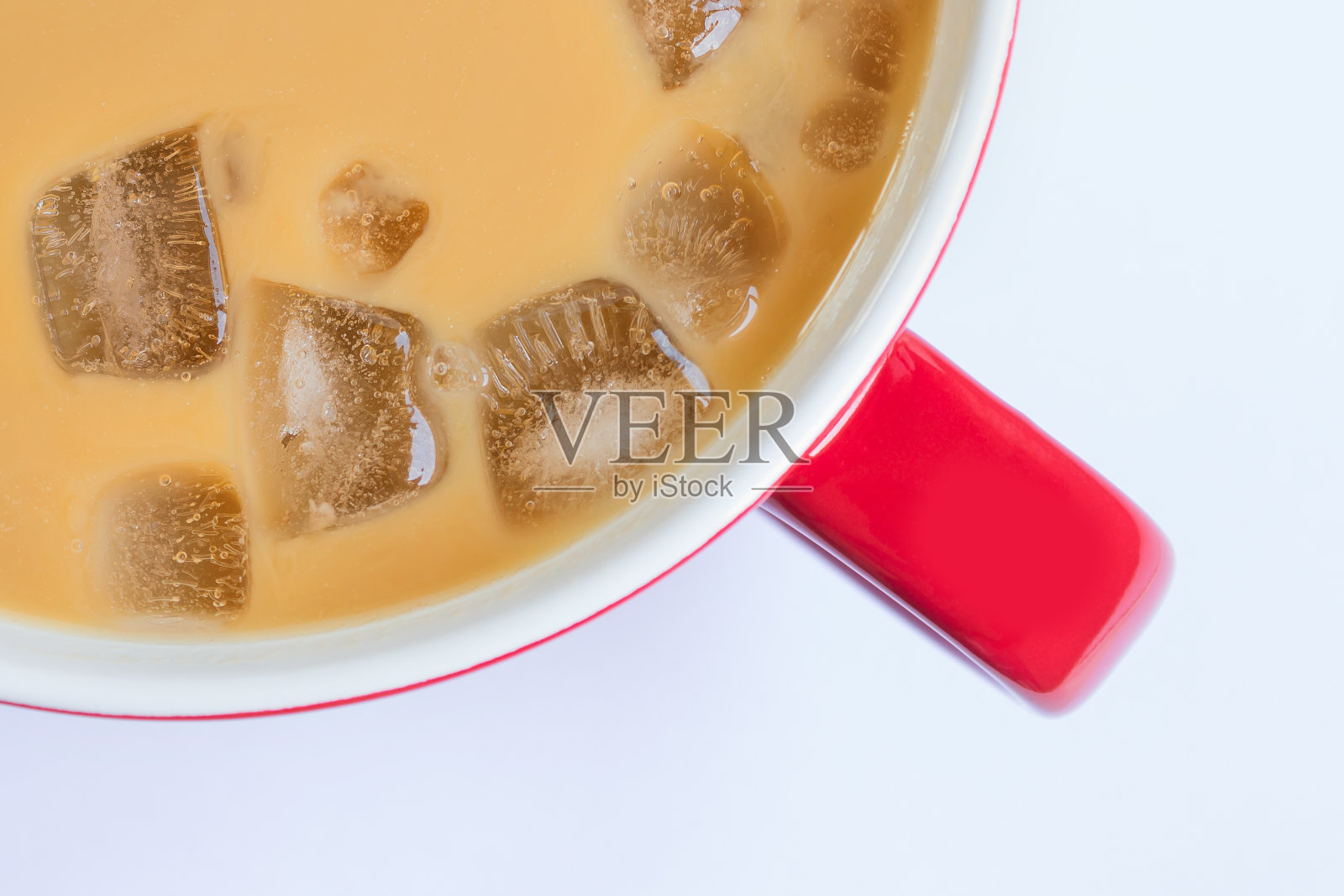 冰咖啡或拿铁咖啡俯视图近距离上的白色背景。冷饮的概念。俯视图照片摄影图片