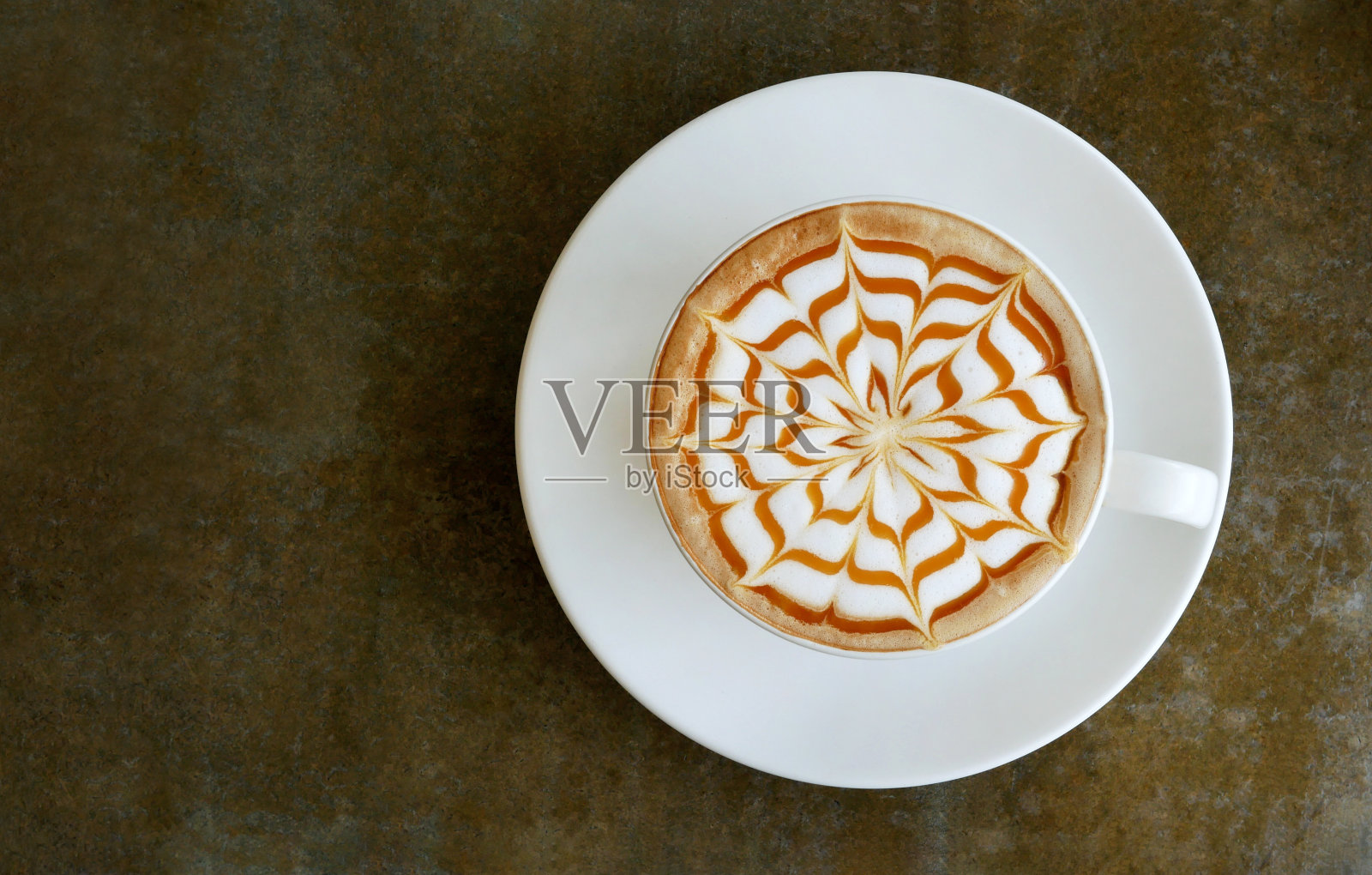 顶视图的热咖啡卡布奇诺拿铁艺术顶视图在具体的桌子背景照片摄影图片