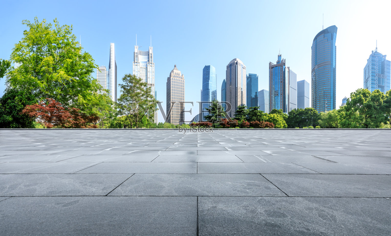 上海现代城市商业建筑和空置的广场楼层照片摄影图片