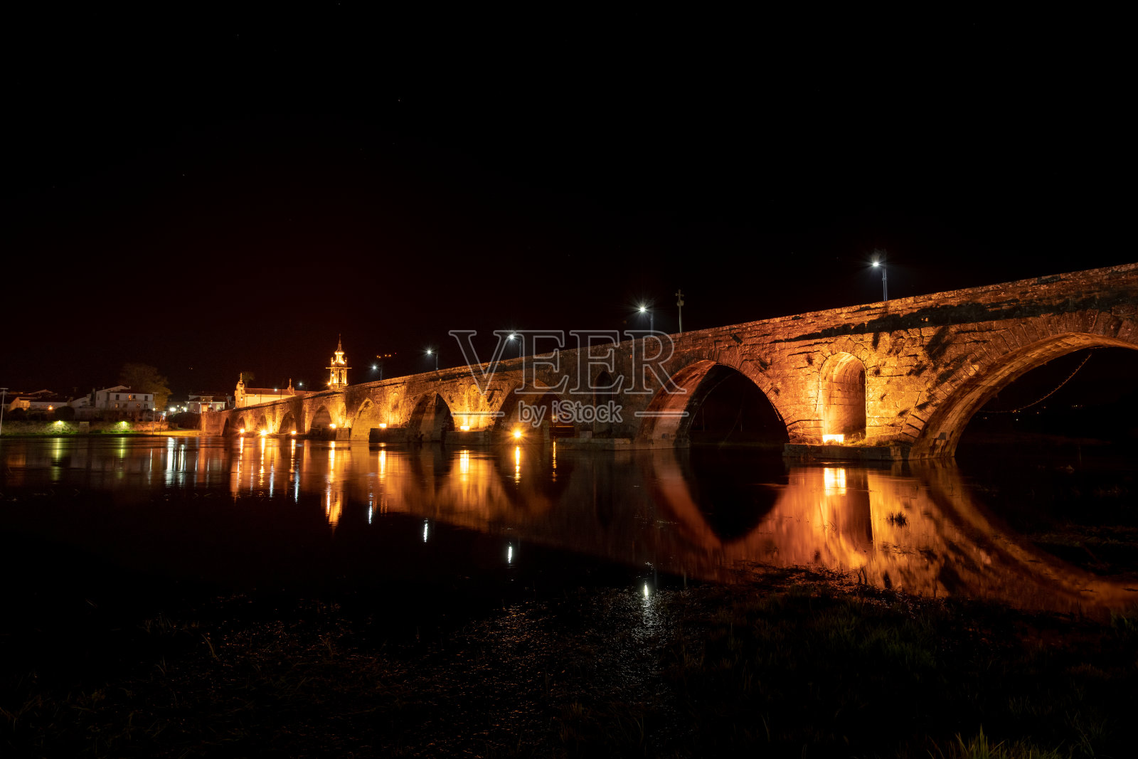 晚上穿过利马的桥照片摄影图片