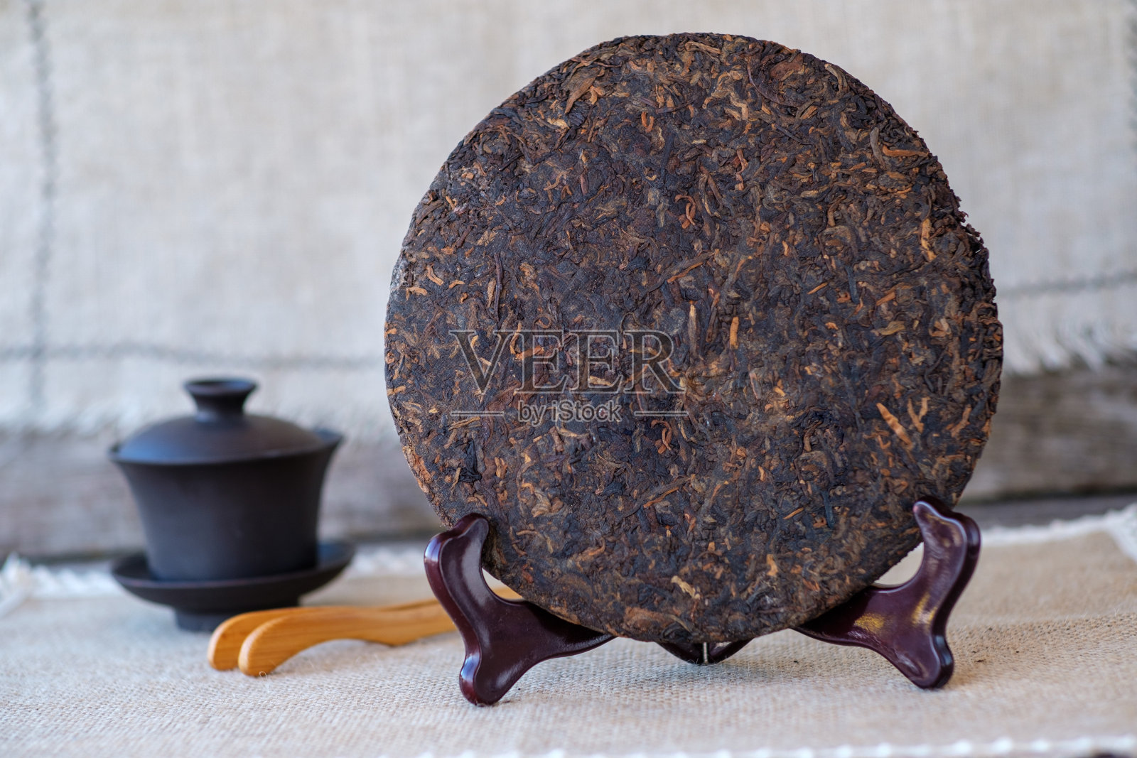 中国成熟的普洱茶呈圆形饼状照片摄影图片