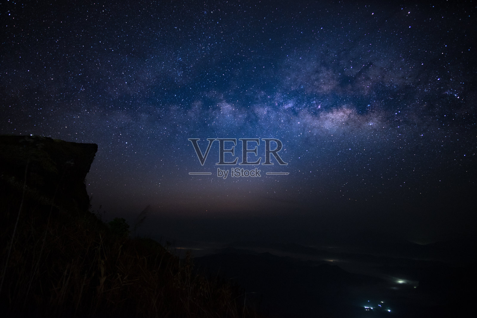 泰国清莱府佛池发山上的银河照片摄影图片