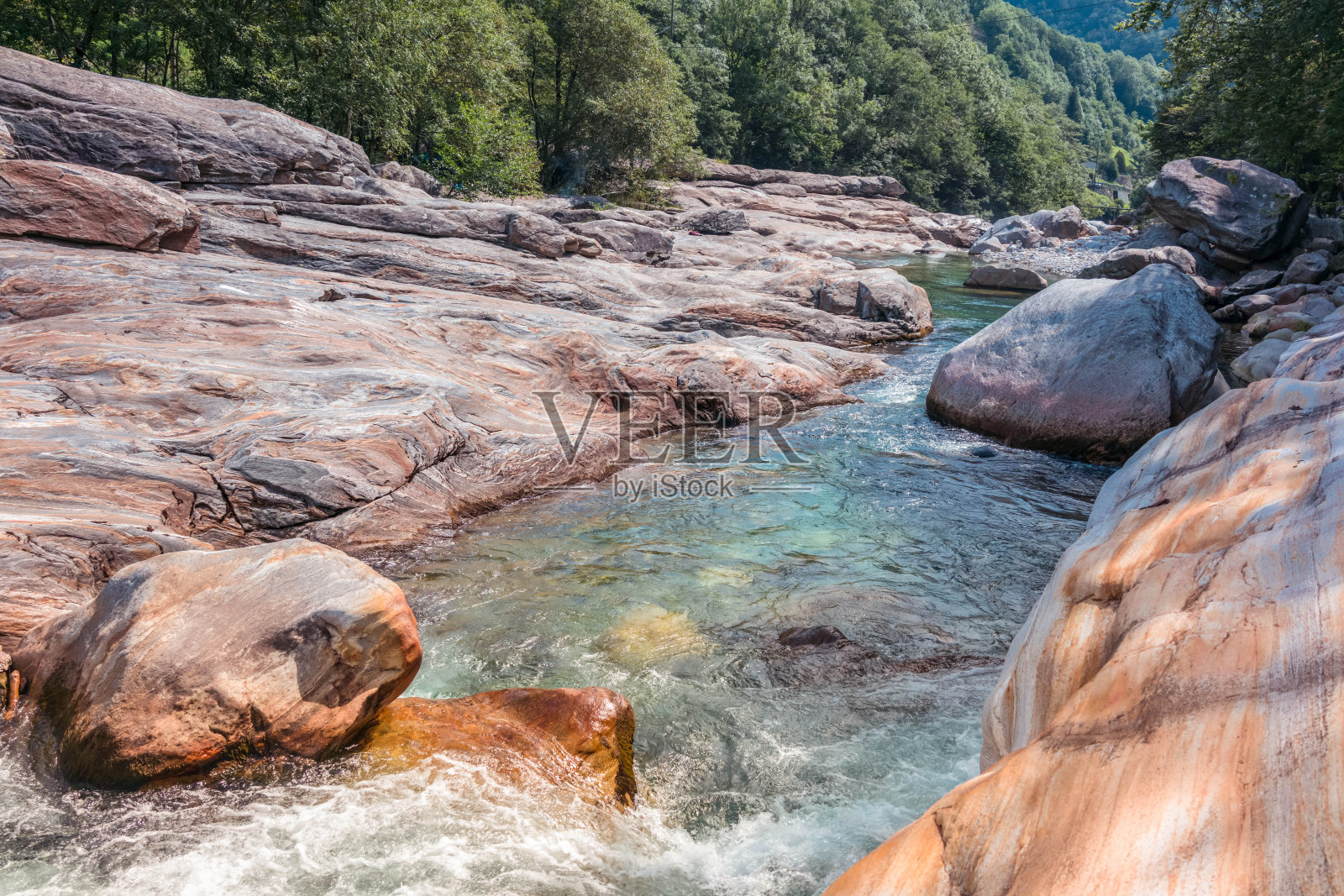 山上的河流和清澈的水流动之间的石头从冰川照片摄影图片