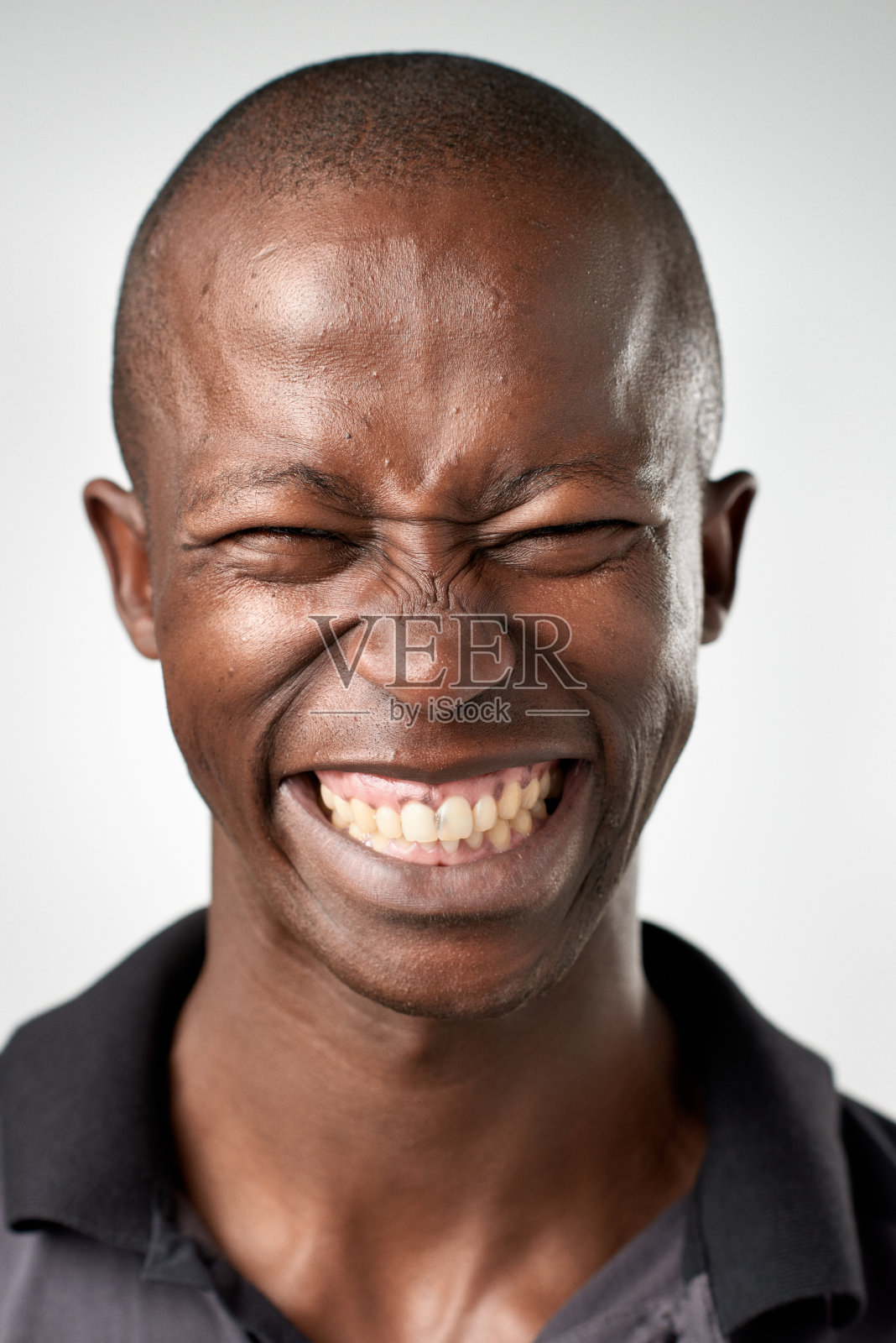 画室里的非洲人做了一个愚蠢的表情照片摄影图片