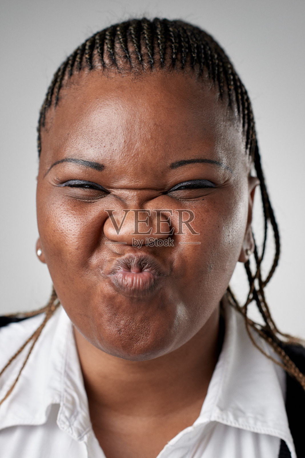 画室里的非洲女人做了一个愚蠢的表情照片摄影图片