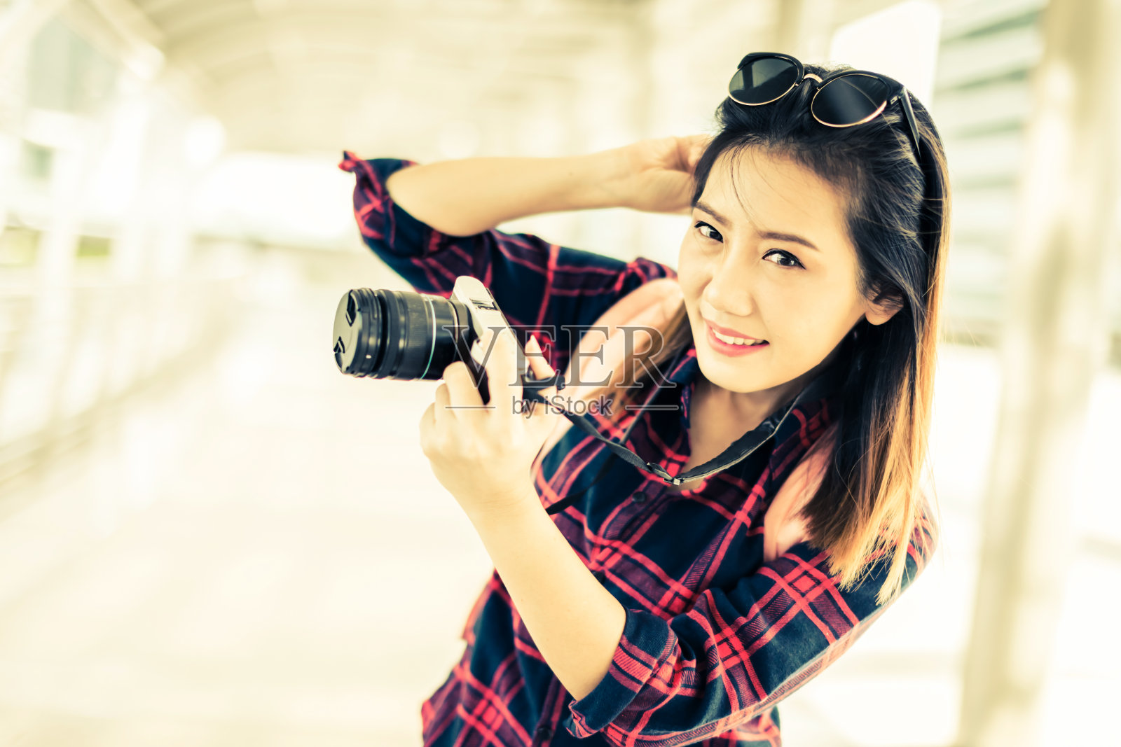 美丽幸福年轻的亚洲女孩在休闲服装独自旅行在火车站或机场与背包复古色调照片概念照片摄影图片