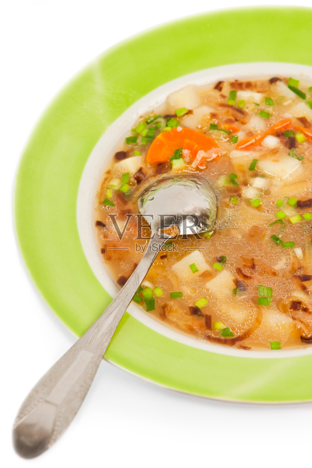 瓷盘饭-新鲜的蔬菜汤和洋葱褶皱照片摄影图片