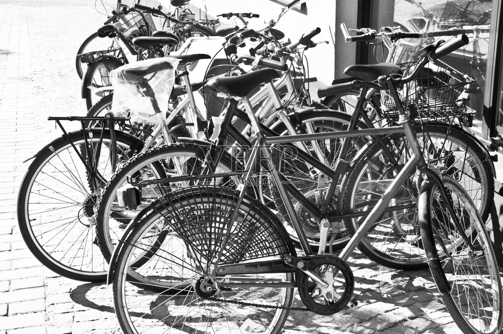 停放在学生宿舍的自行车照片摄影图片