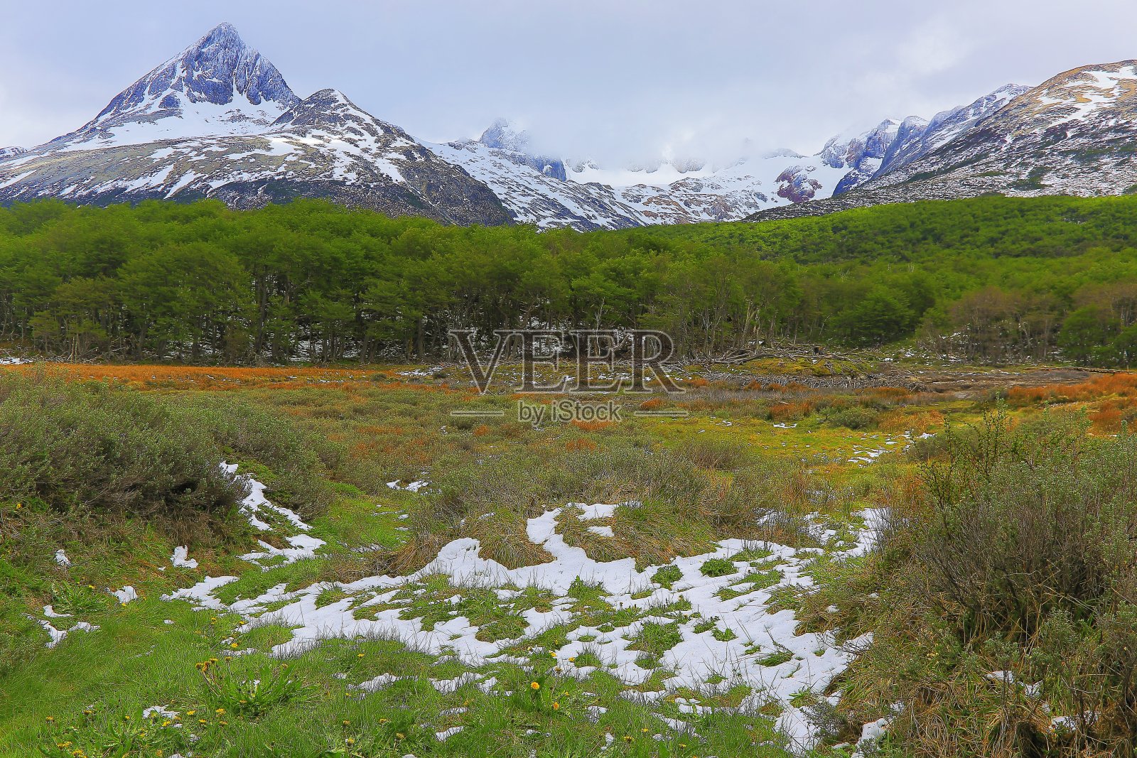 田园诗般的雪山安第斯景观，乌斯怀亚-火地岛，阿根廷照片摄影图片