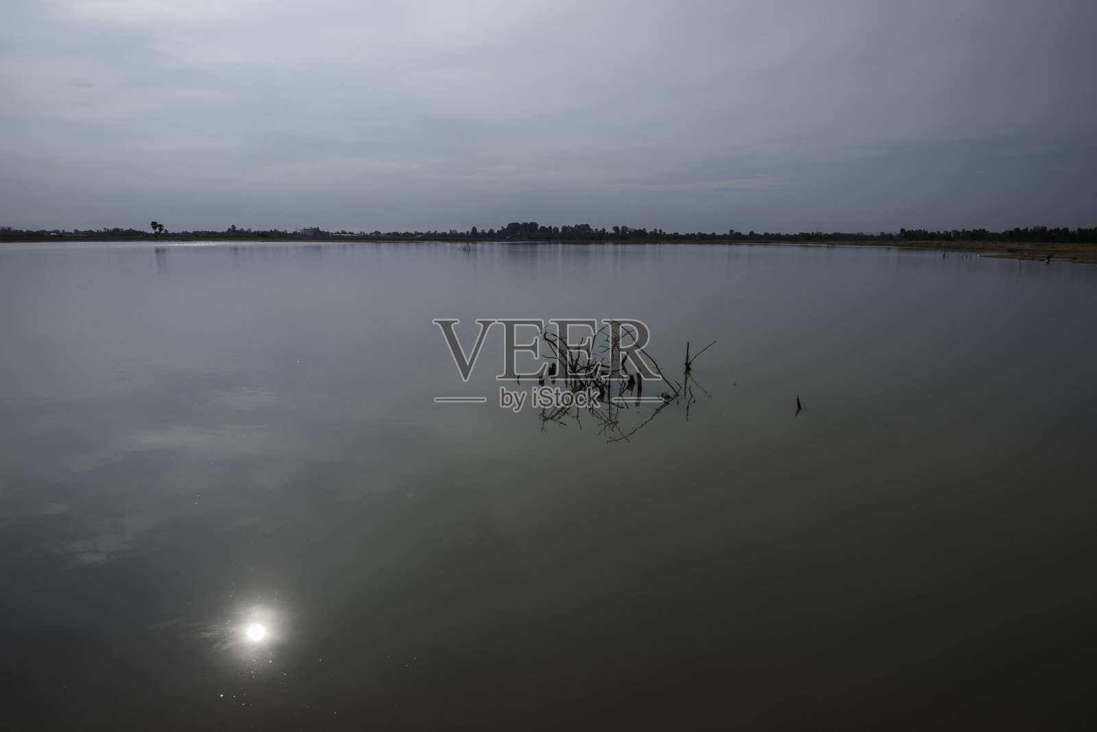 亚洲湖中的捕鱼器照片摄影图片