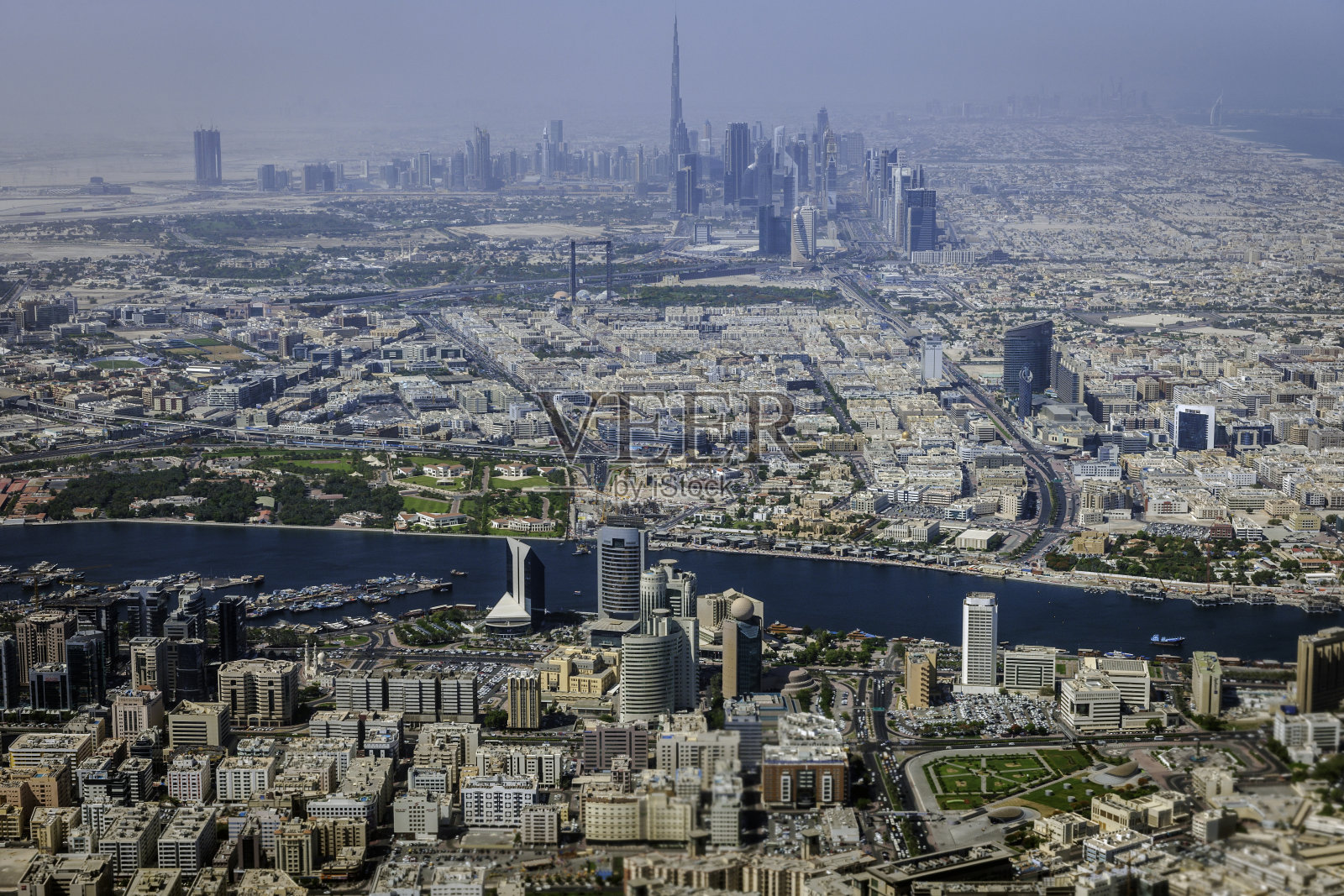阿拉伯联合酋长国迪拜摩天大楼和哈利法塔，照片摄影图片