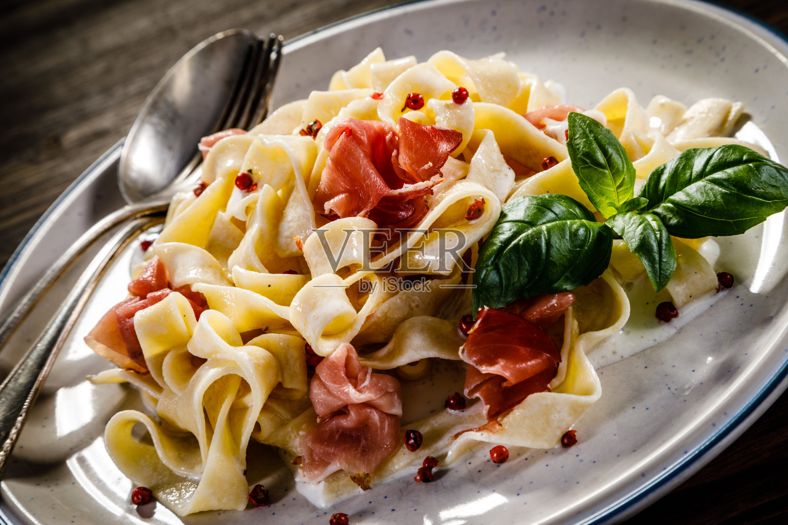 有肉和蔬菜的意大利面照片摄影图片
