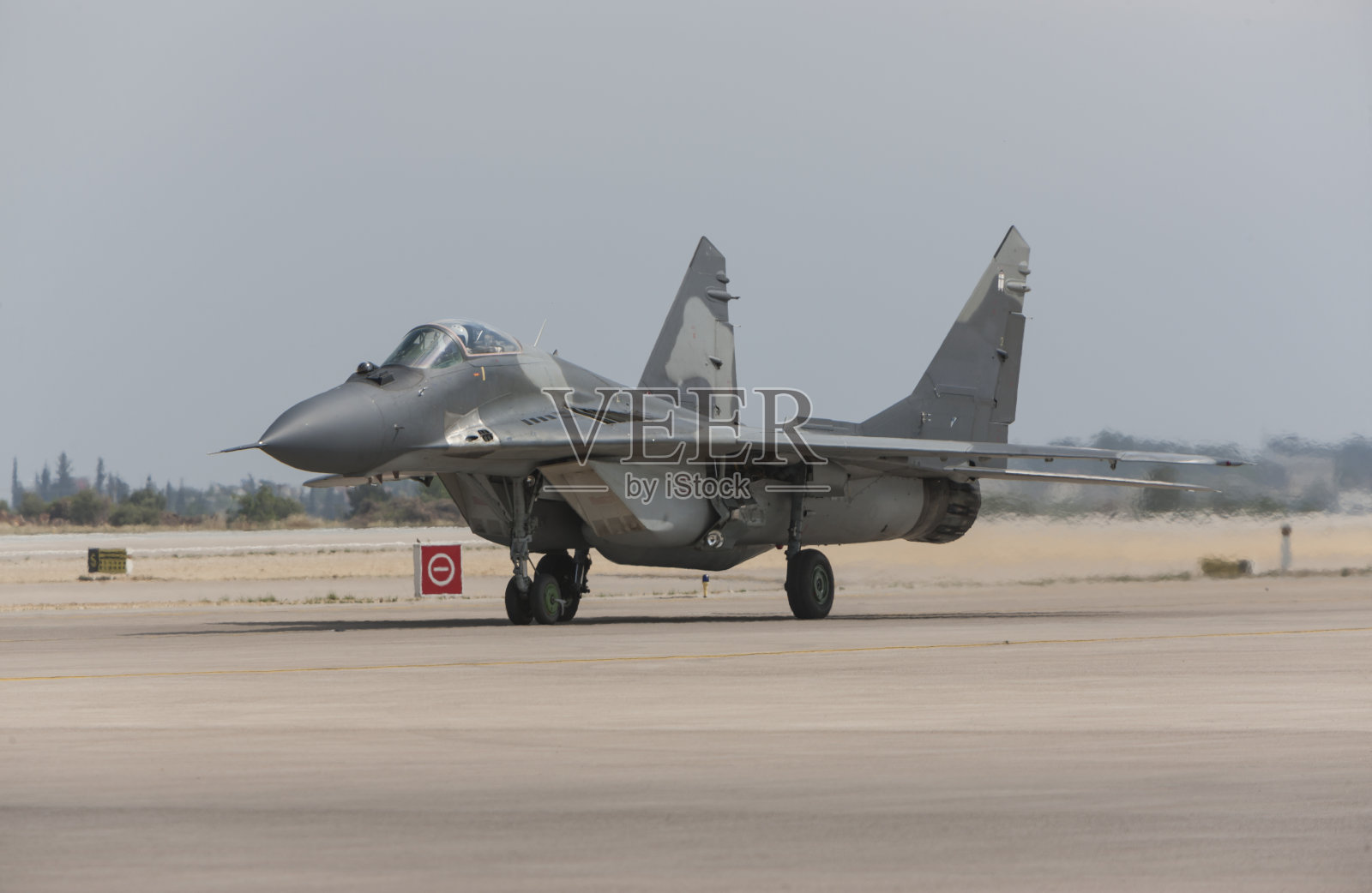 米格-29支点战斗机准备起飞照片摄影图片