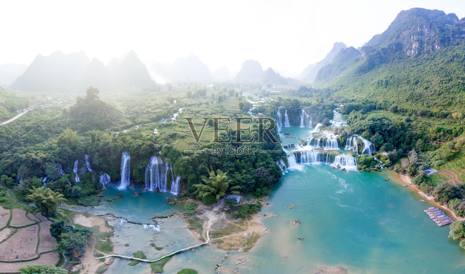 全景Ban Gioc瀑布高角度视图(从无人机)，越南照片摄影图片