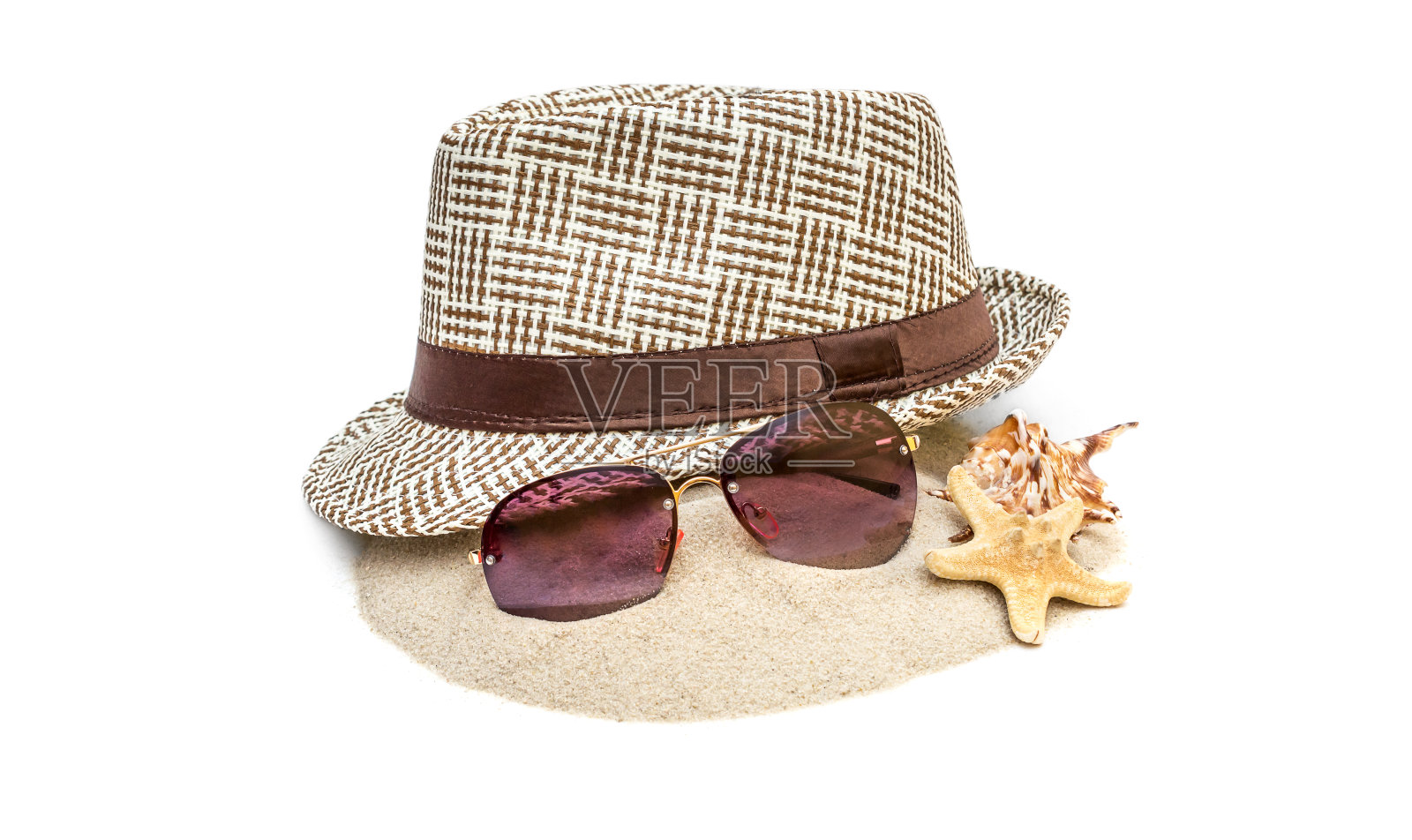 戴着太阳镜的夏日帽子和沙滩上的贝壳。孤立在白色的。假期的概念。照片摄影图片