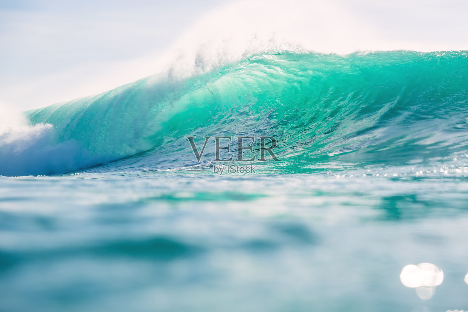 大海里的蓝色波浪。在夏威夷掀起大浪照片摄影图片