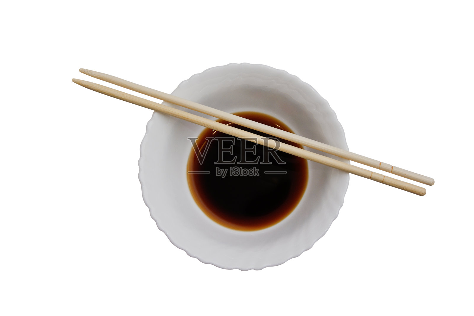 碗与美味的酱油和筷子孤立在白色的背景照片摄影图片