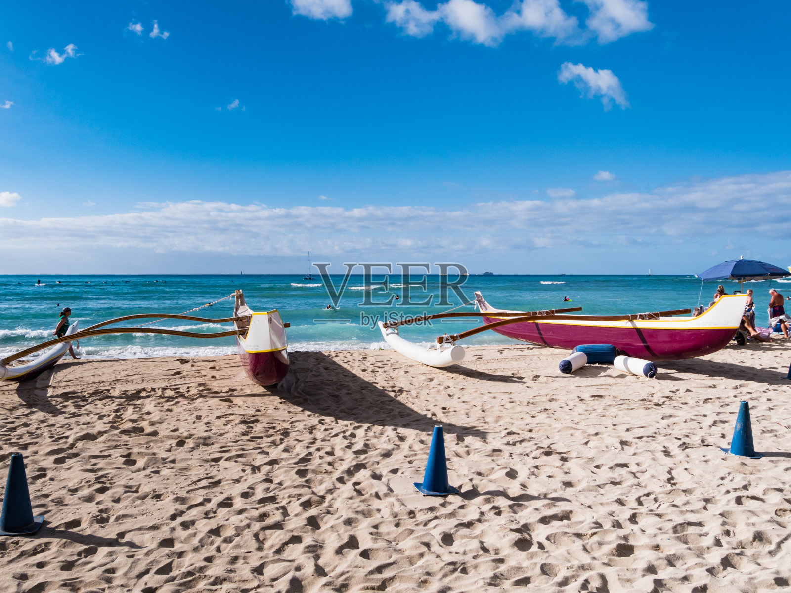 美国夏威夷瓦胡岛檀香山怀基基海滩的支腿独木舟。火奴鲁鲁中心的怀基基海滩是夏威夷游客最多的地方。照片摄影图片