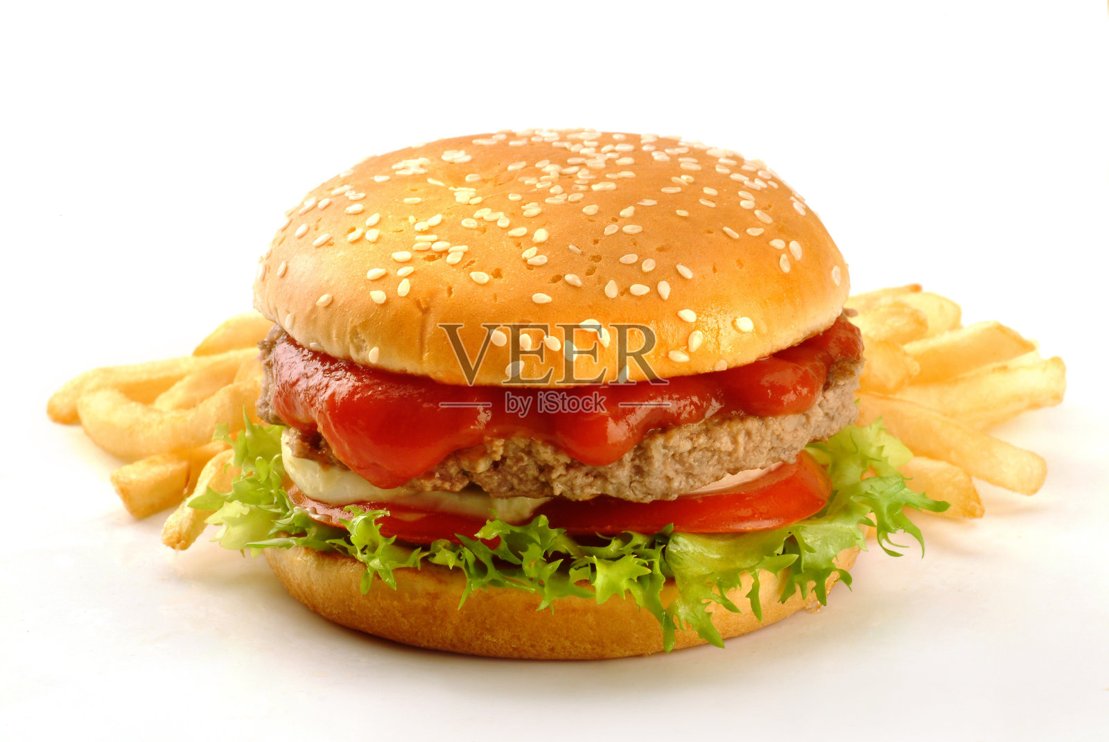 三明治有汉堡、奶酪、西红柿、沙拉和薯条照片摄影图片