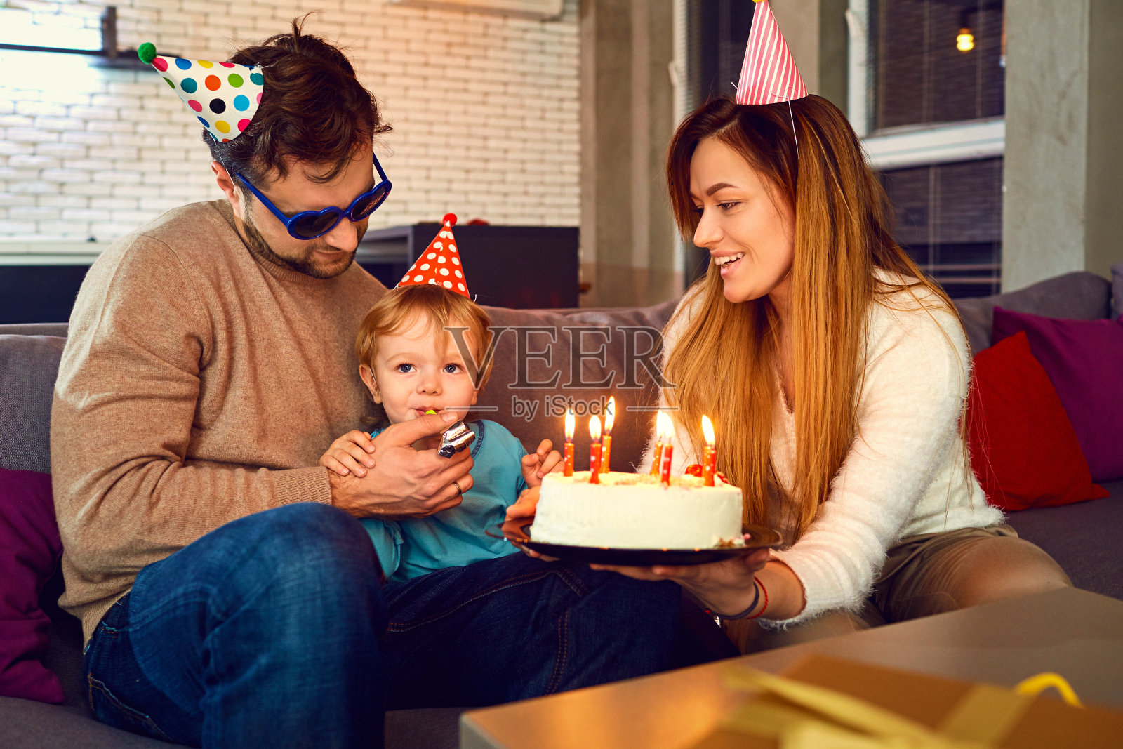父母用蛋糕祝贺孩子的生日照片摄影图片