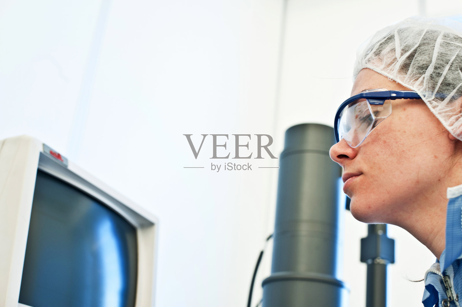 研究与开发:女科学家在高分辨率扫描显微镜(SEM)实验室/洁净室控制台工作照片摄影图片