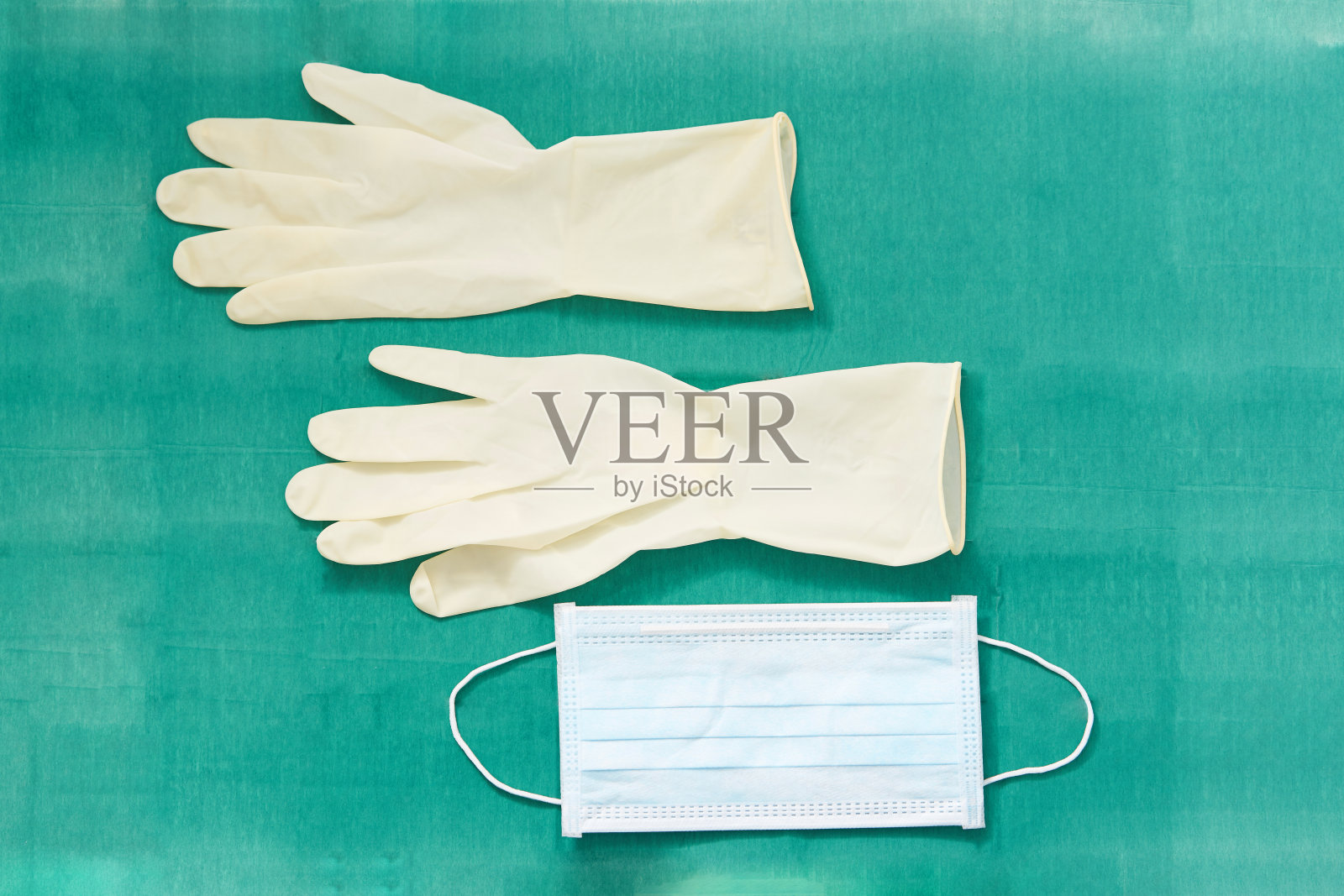 一次性无菌橡胶，一次使用，手套与外科医生口罩，绿色签名手术服照片摄影图片