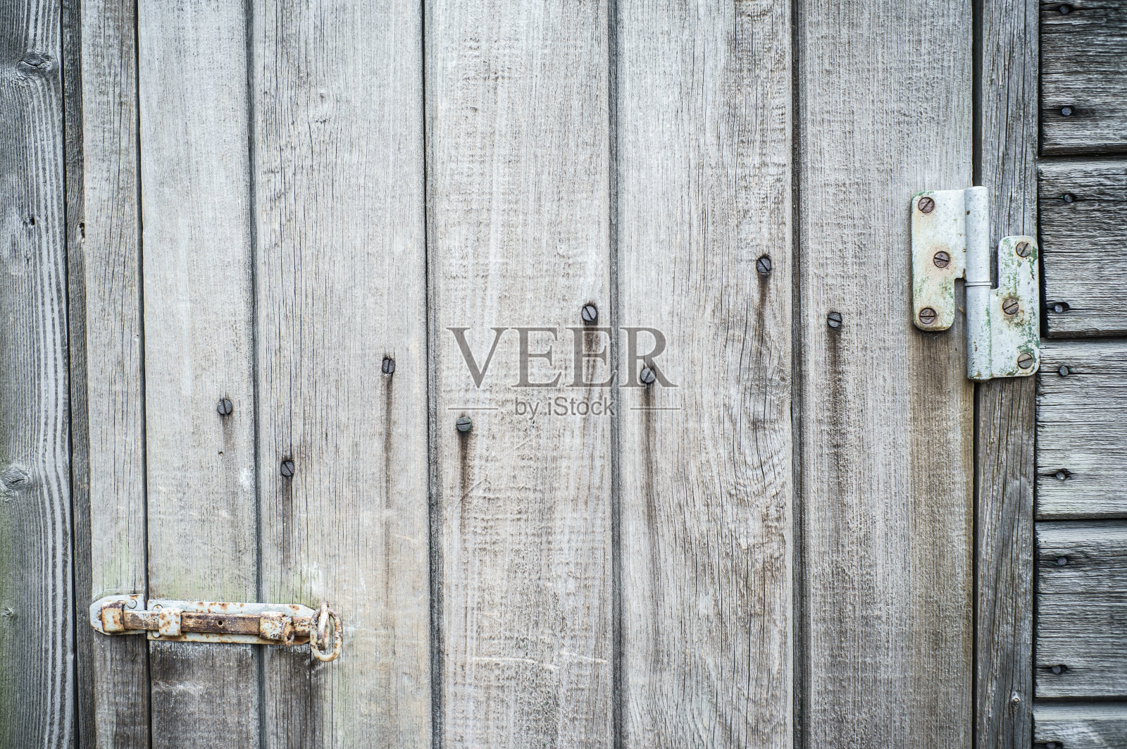 旧木纹，木门有门闩和铰链。照片摄影图片