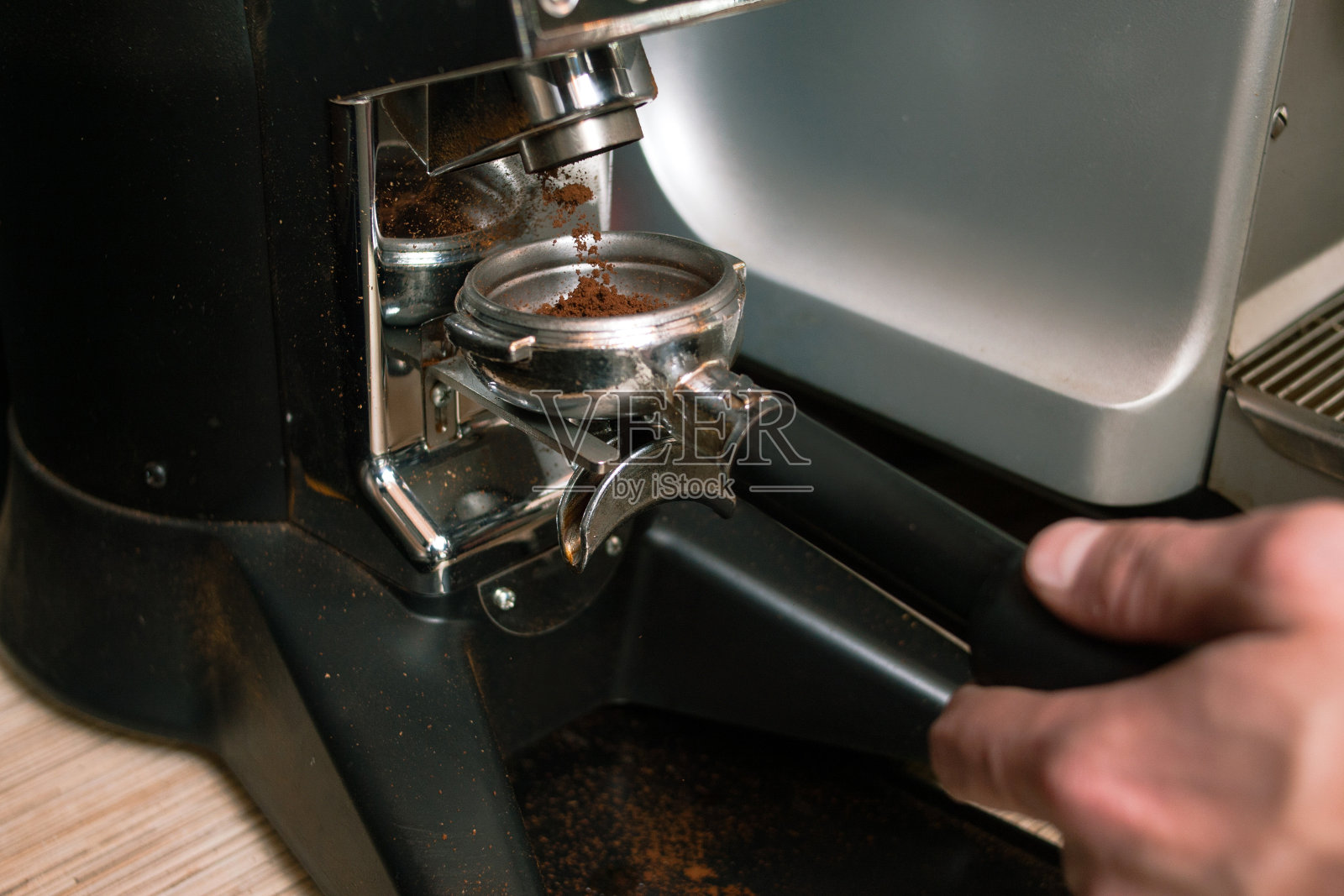 研磨咖啡粉浇注架设备照片摄影图片