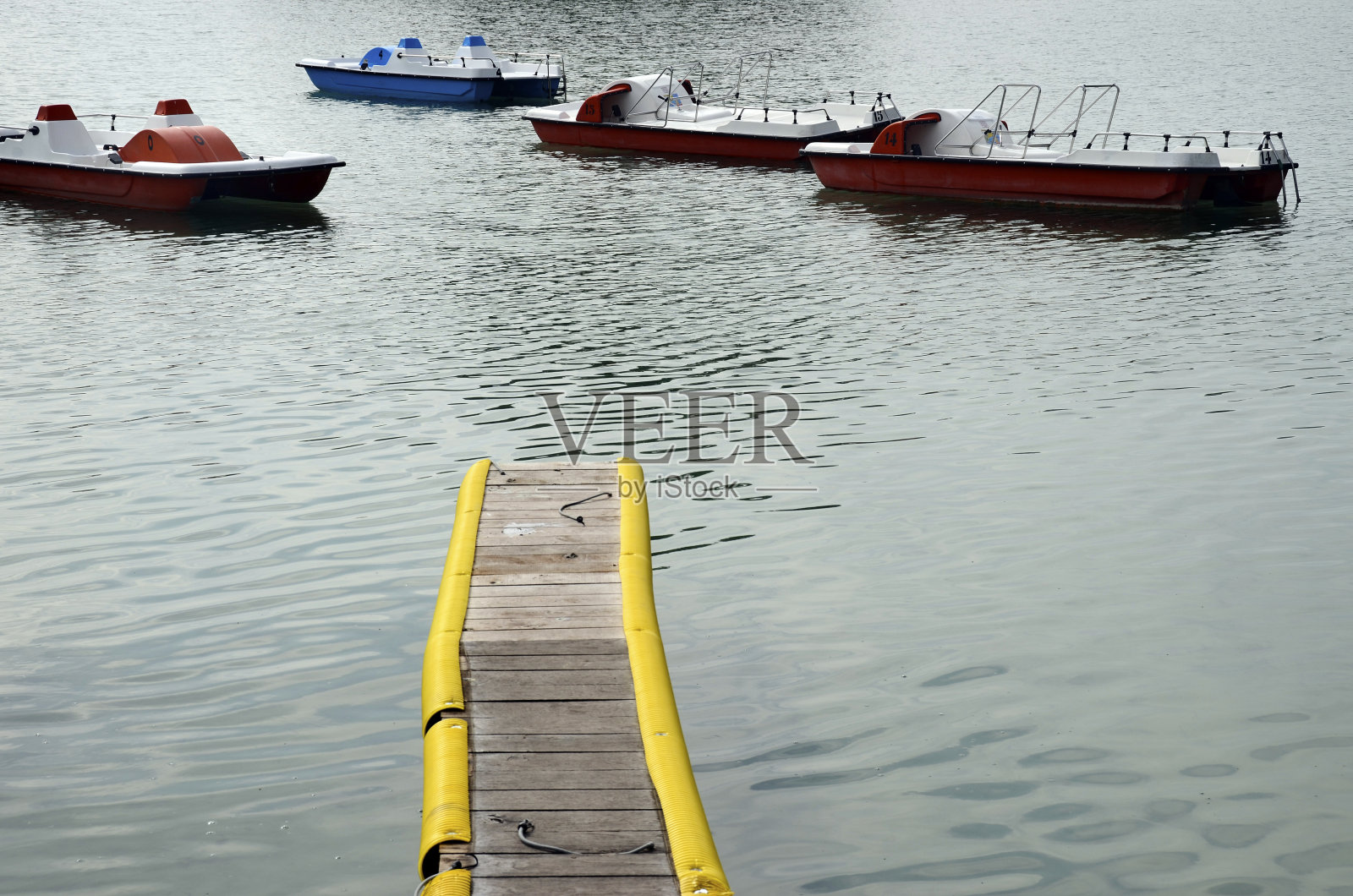 法国安纳西湖上的脚踏船、脚踏船和浮桥照片摄影图片