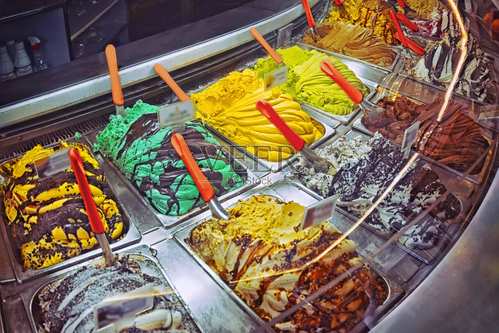 商店里陈列着许多盒典型的意大利美食冰淇淋照片摄影图片