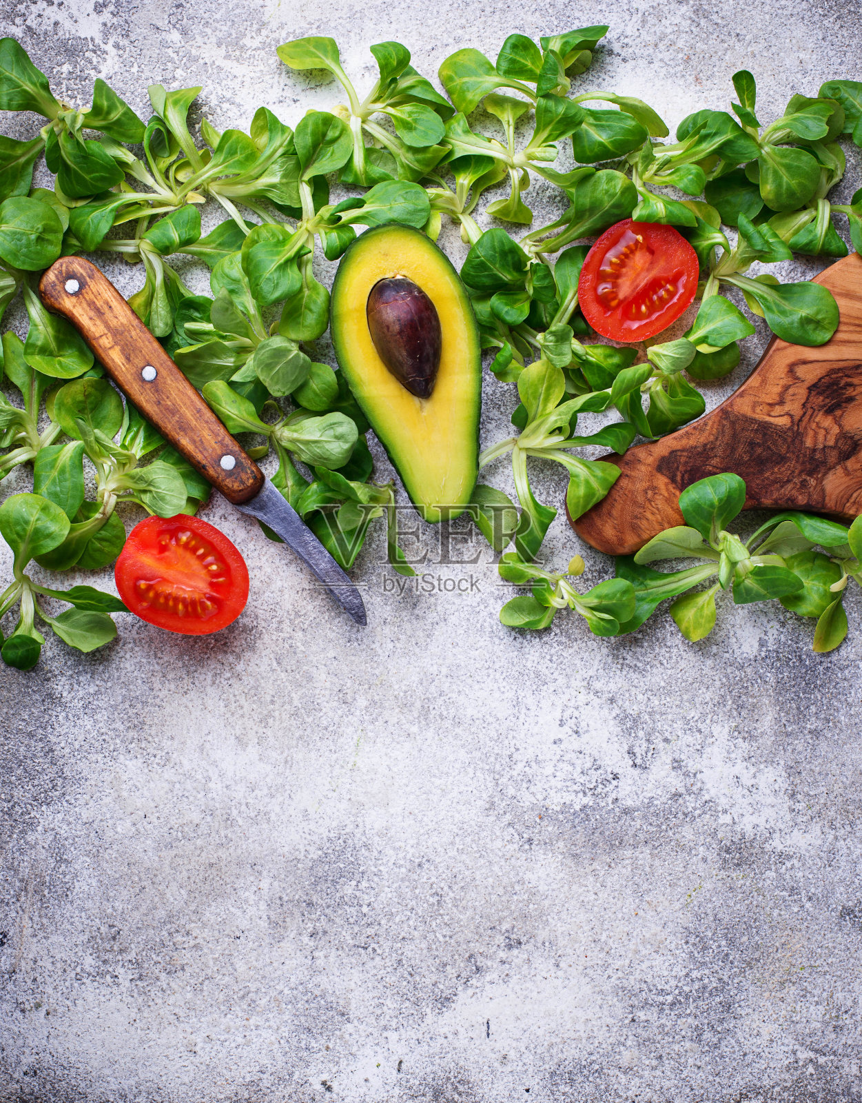 以玉米、莴苣、番茄和鳄梨为背景的绿色食品照片摄影图片