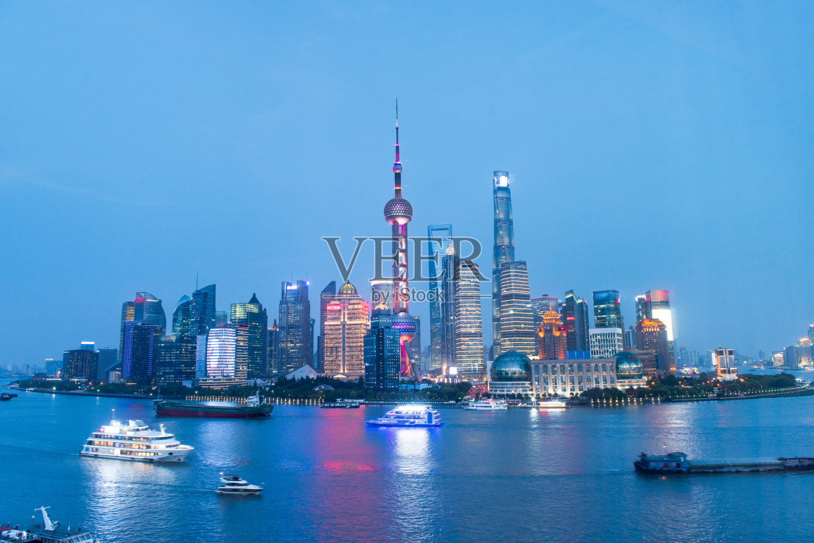 中国城市上海夜景。照片摄影图片