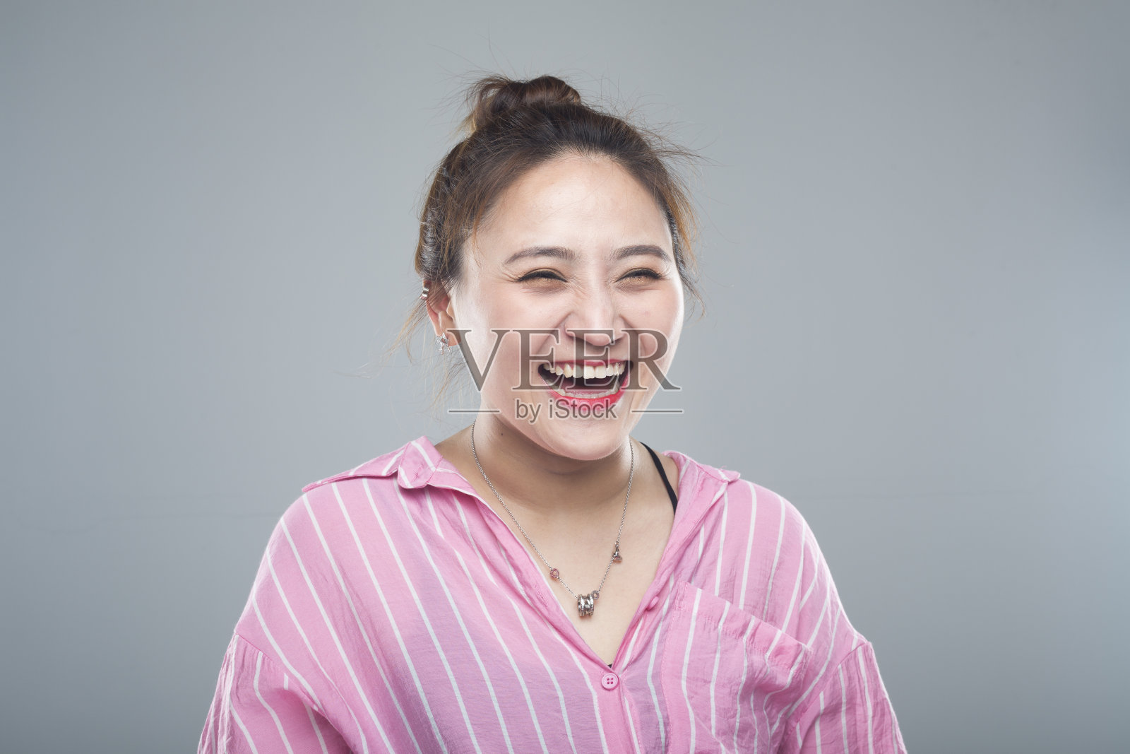欢乐的亚洲女人的工作室肖像照片摄影图片