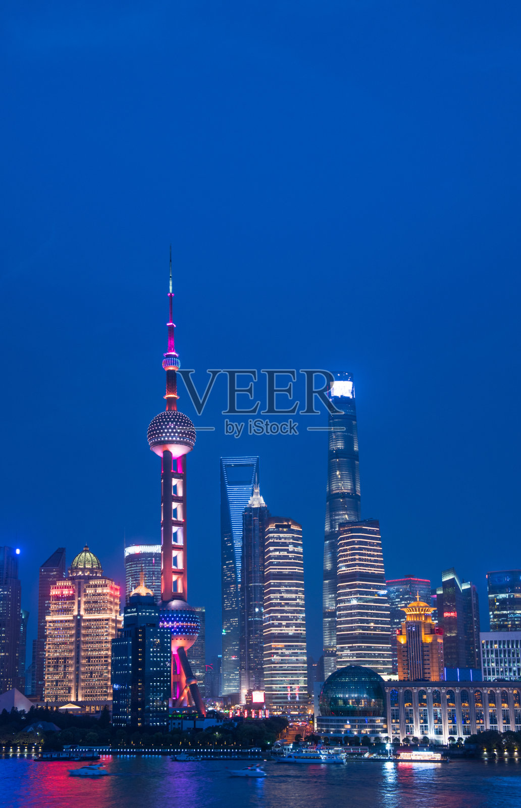 上海陆家嘴夜景。照片摄影图片