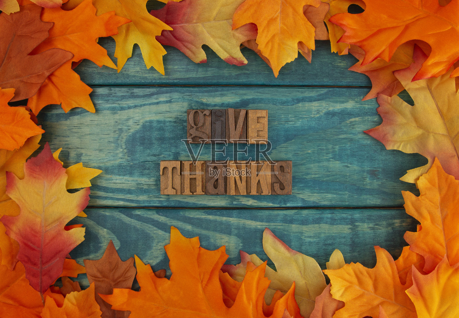 感恩的背景与秋天的树叶在蓝色的木头照片摄影图片