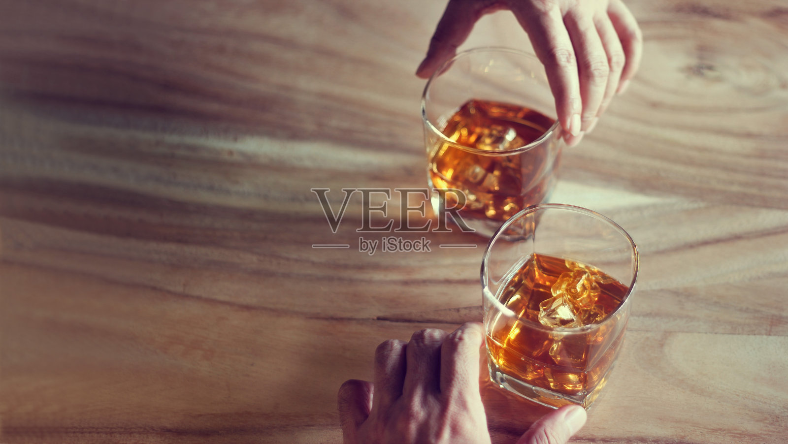 双手威士忌波旁威士忌在两个杯子在一个垃圾木背景照片摄影图片