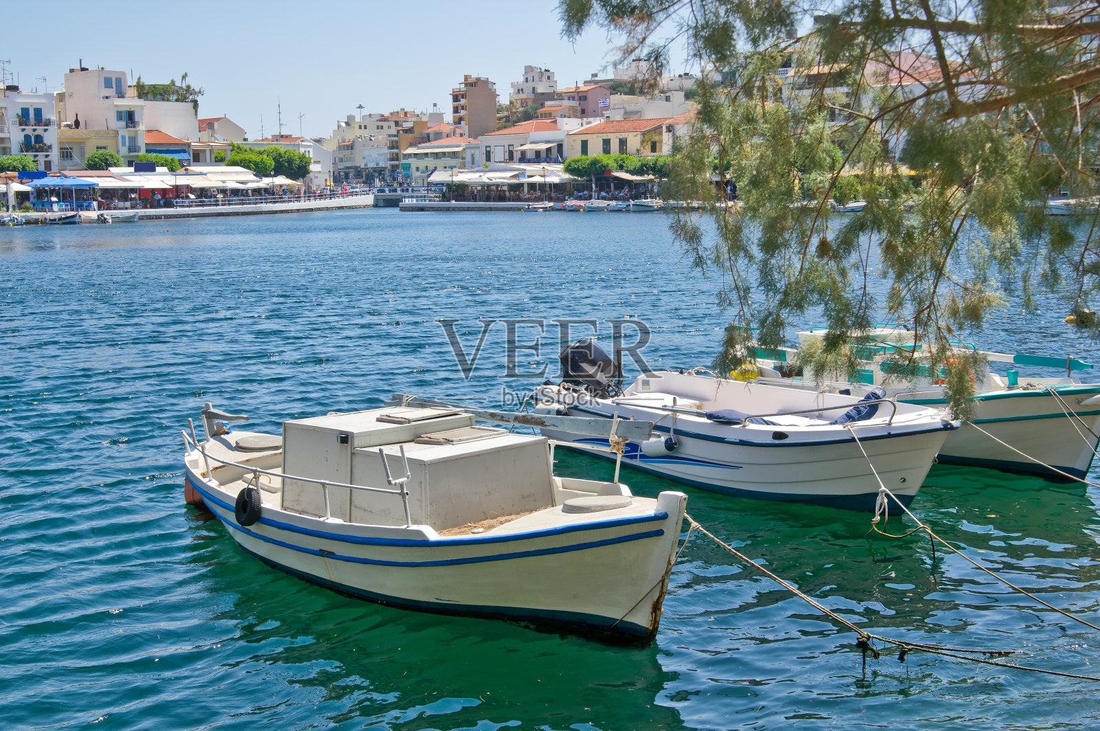 希腊克里特岛，Agios Nikolaos, Voulismeni湖上的小船照片摄影图片